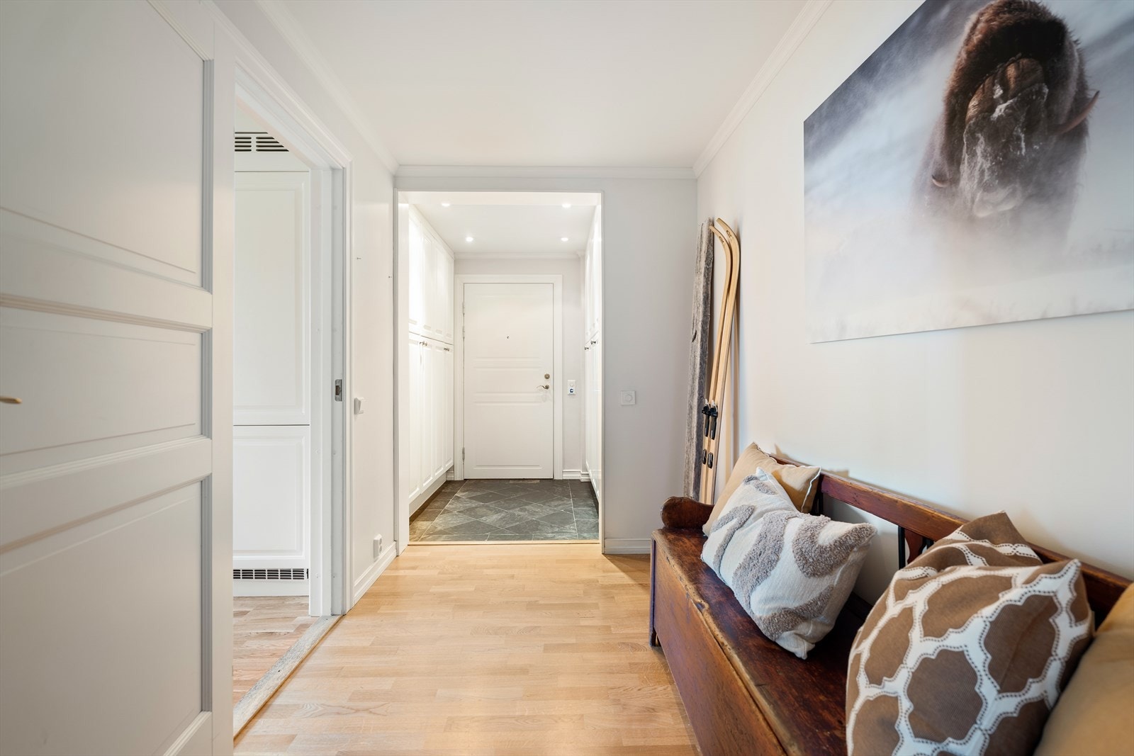 Den åpne og velorganiserte inngangssonen gir et svært godt førsteinntrykk av boligen og setter tonen for resten av leiligheten. Galleribilde