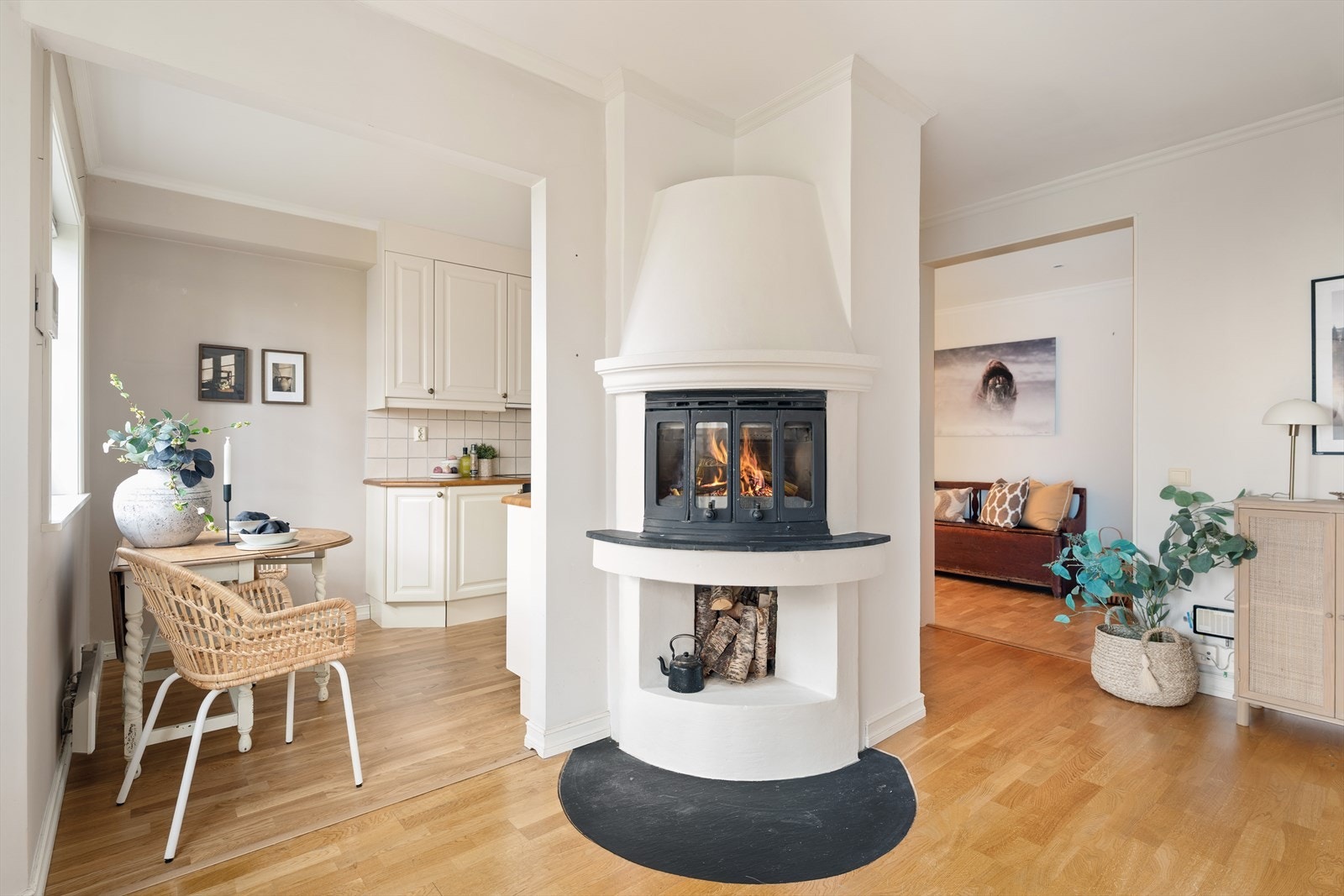 Leiligheten byr på flotte kvaliteter som store vinduer, gode oppbevaringsmuligheter og en barnevennlig planløsning. Galleribilde