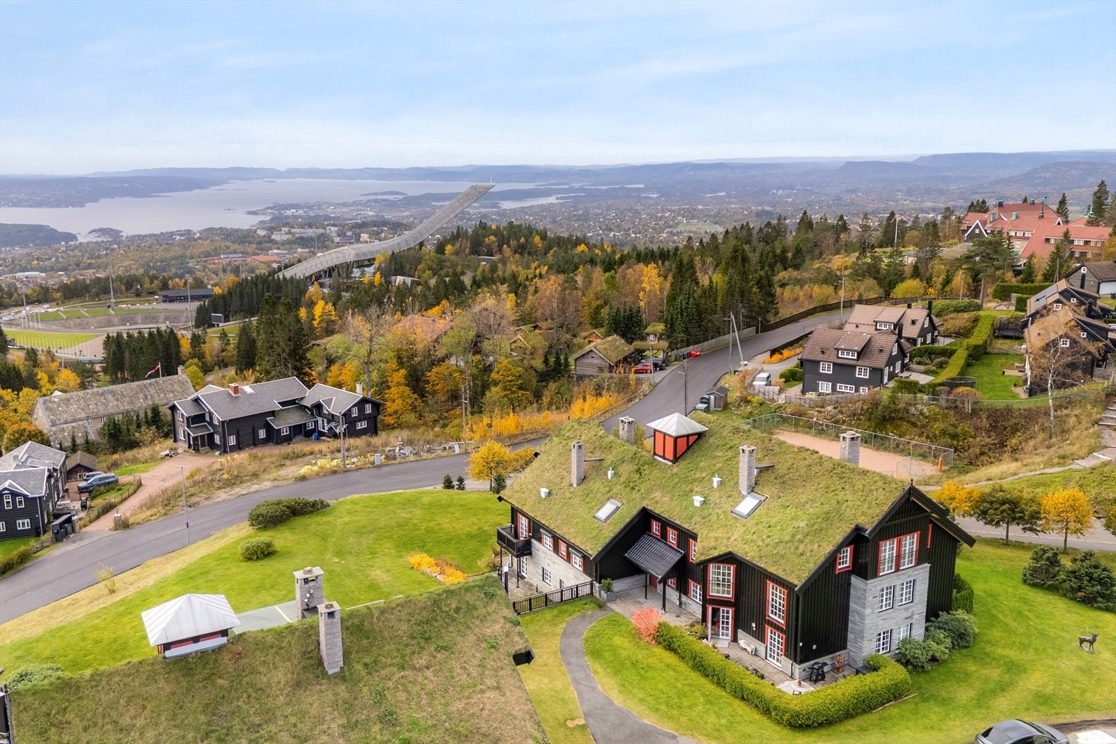 Her bor du høyt og fritt med fantastisk panoramautsikt over Oslo by, like ovenfor VM-anlegget i Holmenkollen. Galleribilde