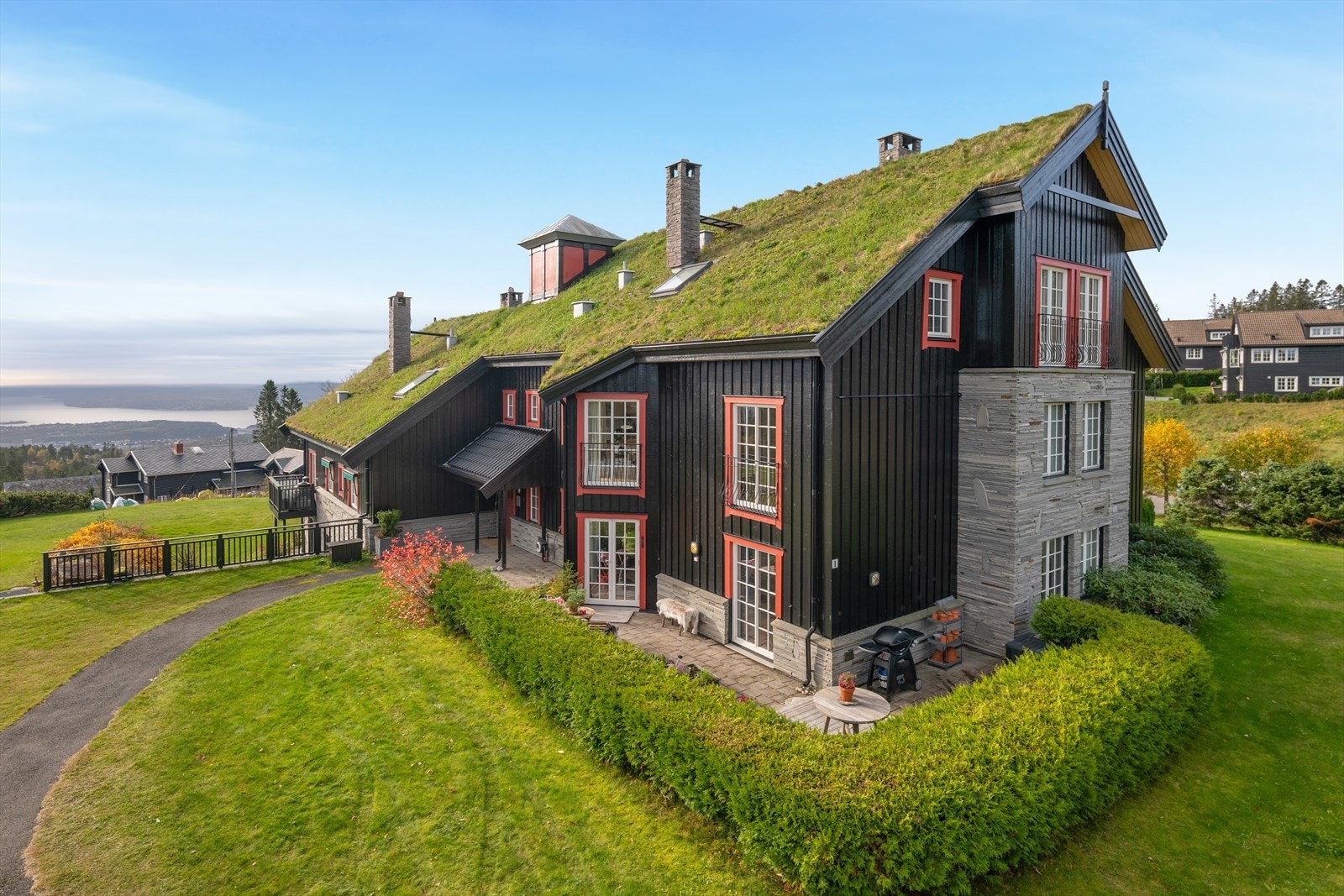 Uteområdet er utstyrt med både utelys og strømuttak, noe som gir gode muligheter for bruk gjennom store deler av året. Galleribilde