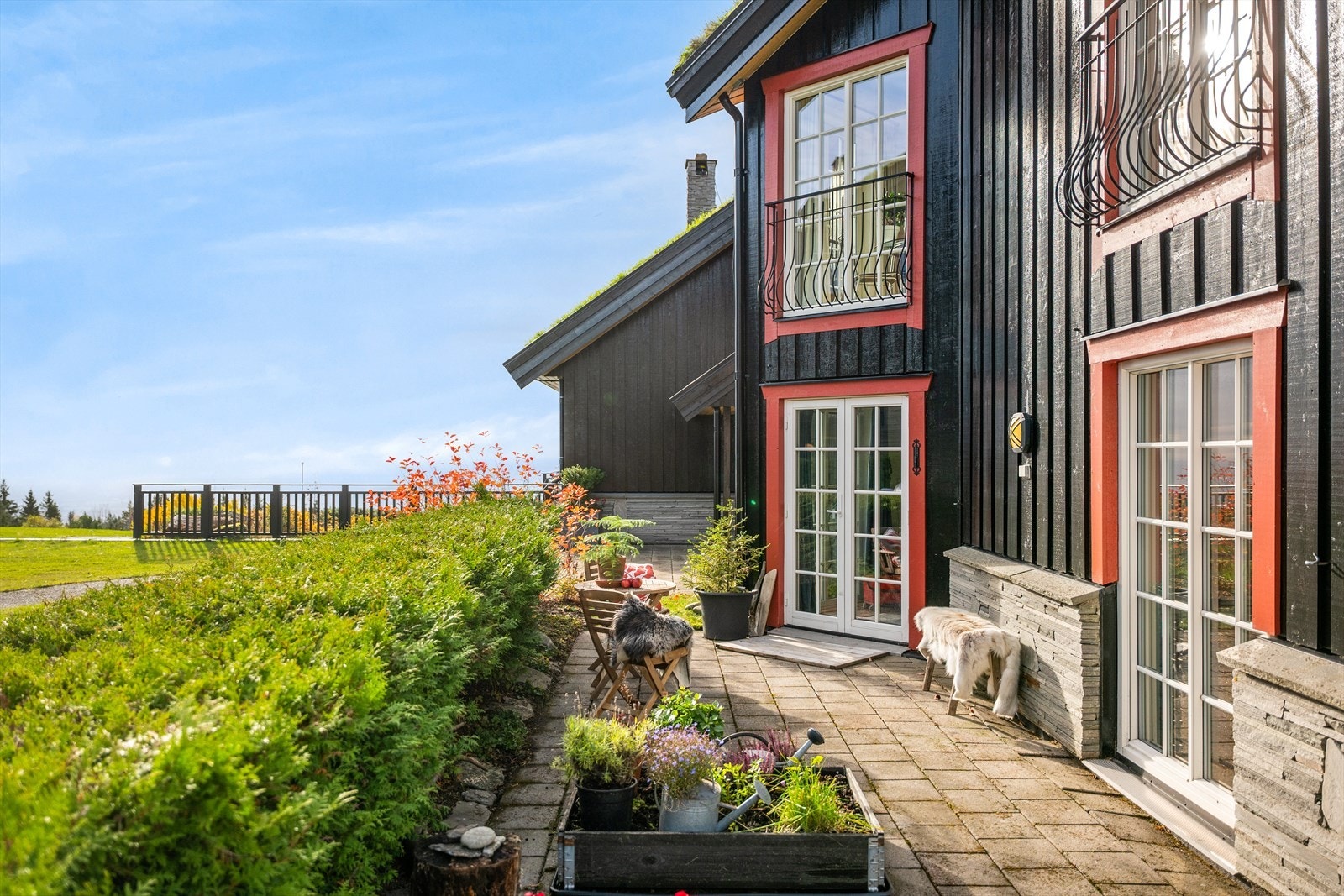 Fra stuen er det direkte adkomst til terrassen på ca. 40 m². Galleribilde