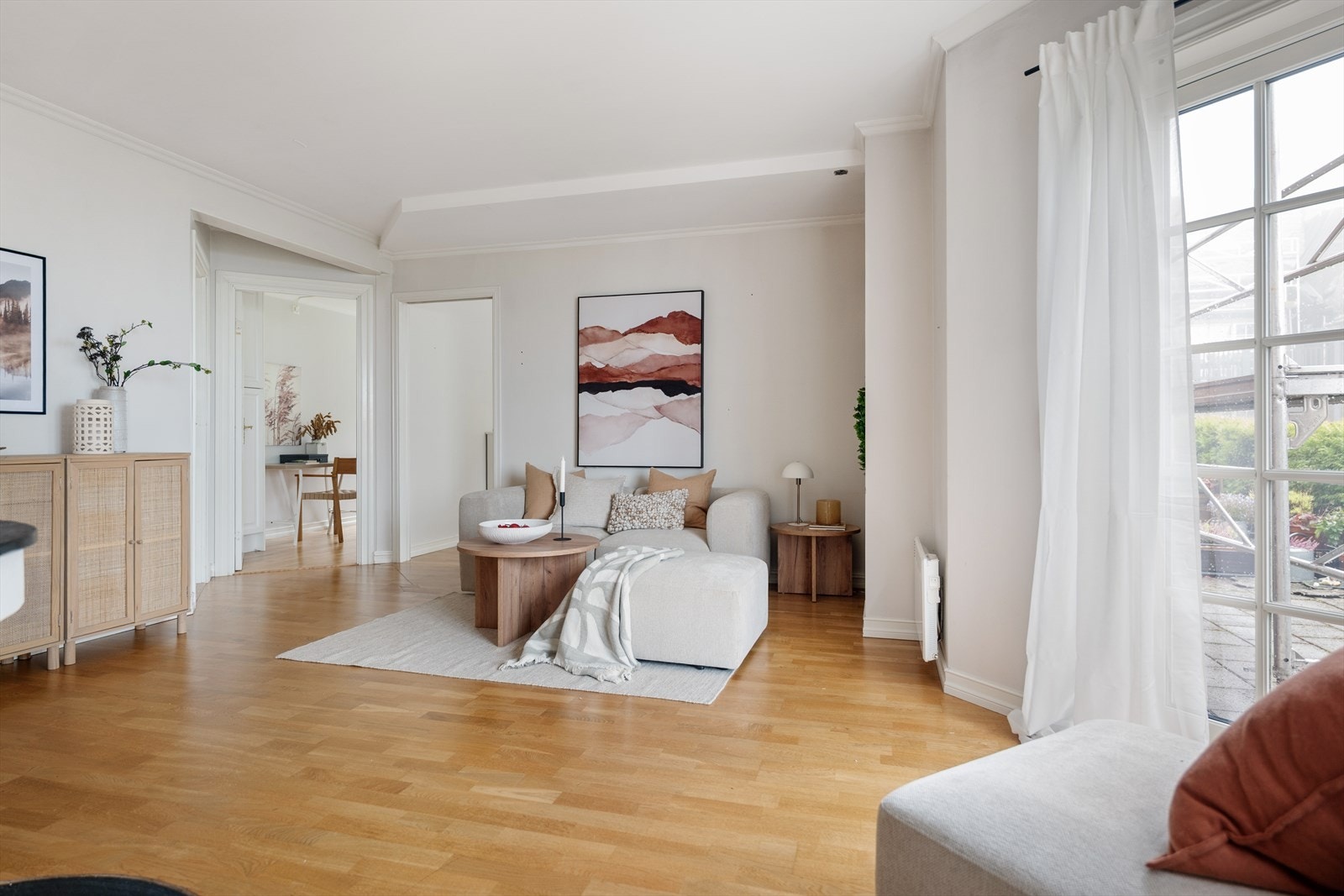 Selger vil innfri andel av fellesgjeld på det ene lånet (kr 102 874) 20.11.2025. Felleskostnadene vil reduseres med kapitalkostnader til totalt kr 4 253,- per måned. Galleribilde