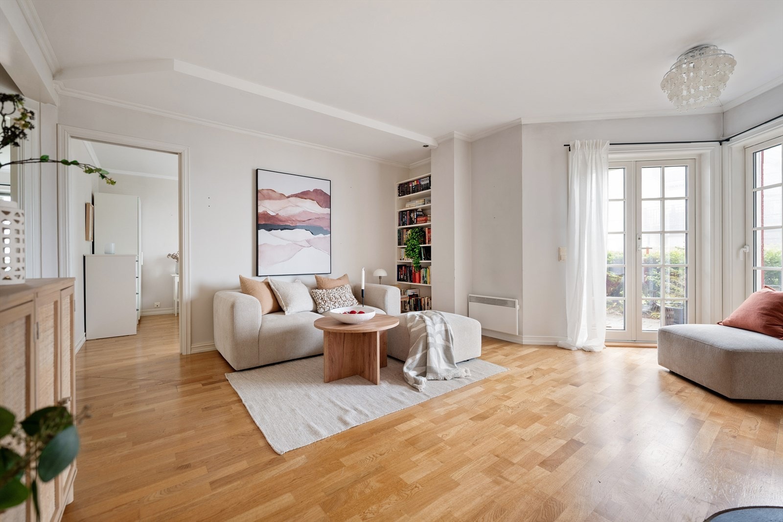 Dette er et hjem som kombinerer komfort, praktiske løsninger og naturskjønn beliggenhet - perfekt for deg som ønsker både ro og nærhet til byen. Galleribilde