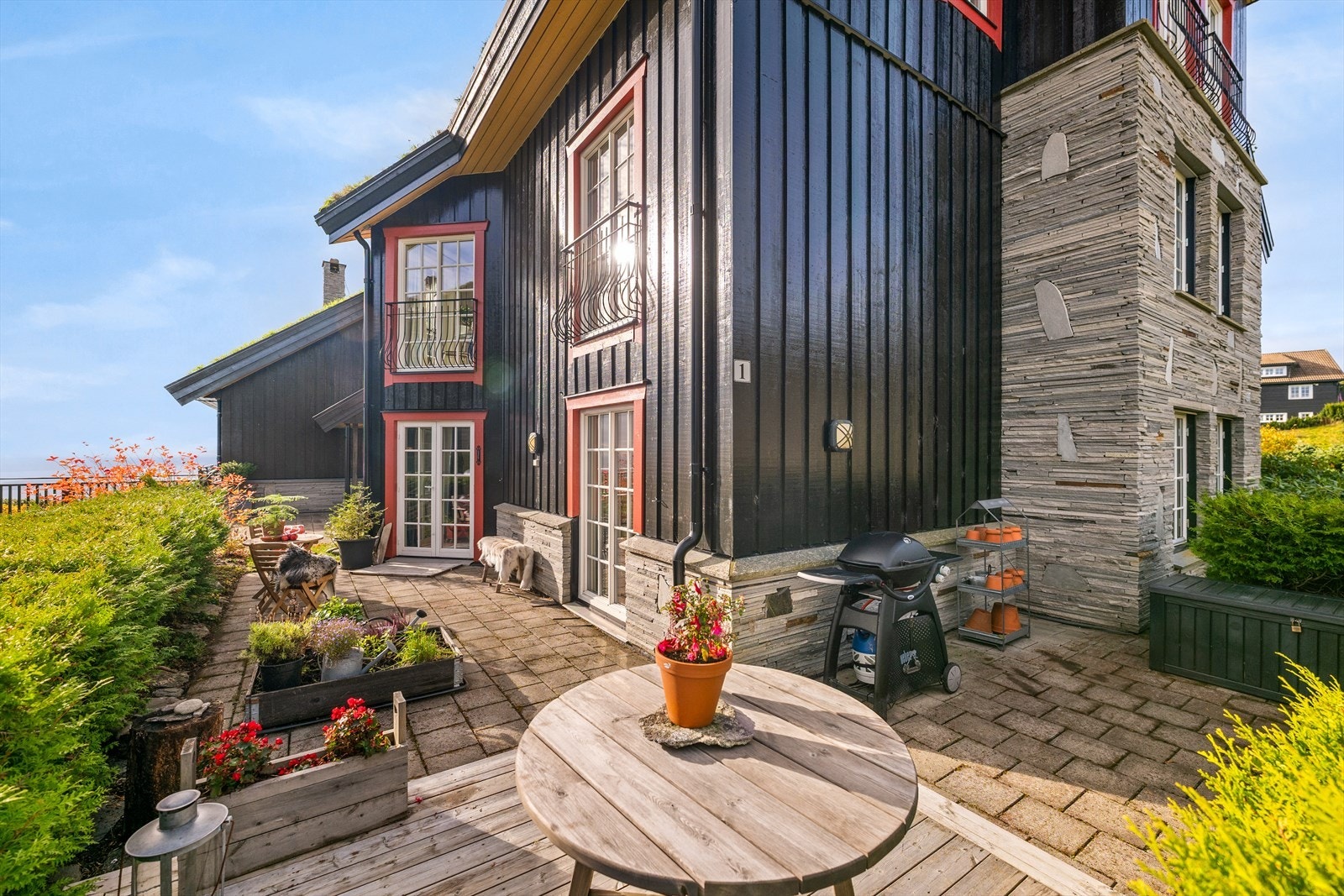 Dette er en lys og luftig 3-roms eierleilighet med direkte utgang til solrik terrasse, felles hage og store, parkmessige grøntarealer. Galleribilde