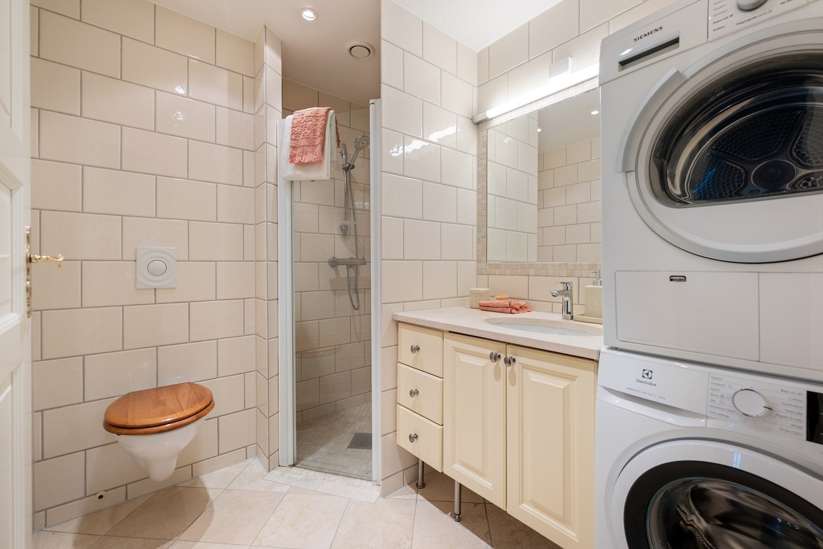 Flislagt bad med downlights i himlingen og varme i gulvet for god komfort året rundt. Galleribilde