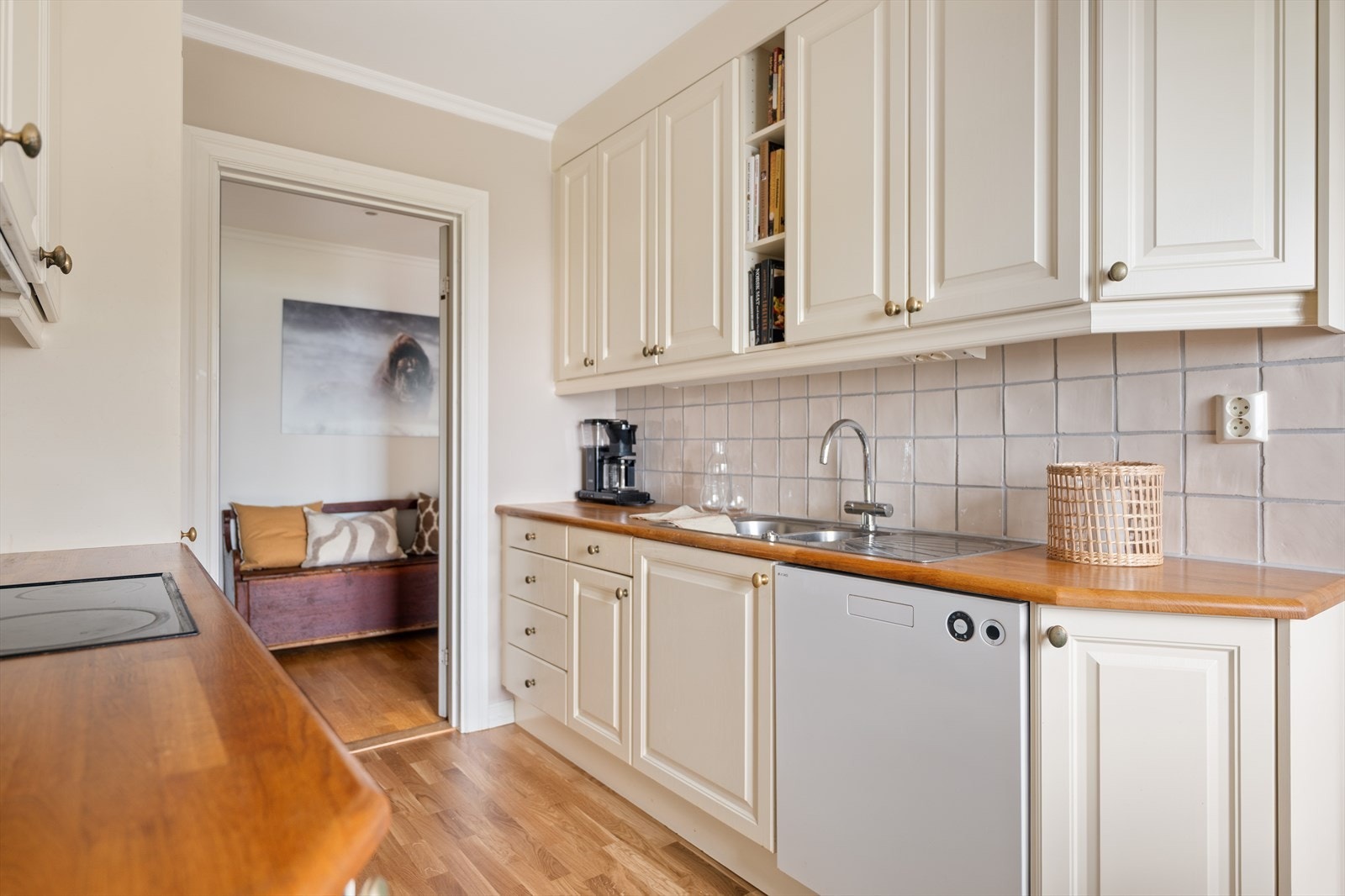 Det er godt med både skap- og benkeplass. Galleribilde