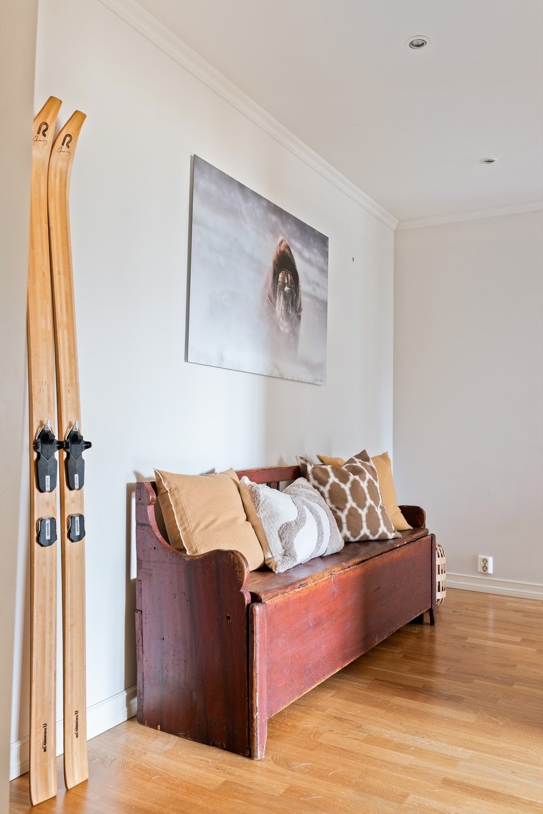 Romslig gang/hall med god plass til skjenk, sittemøbler eller annen ønsket innredning. Galleribilde