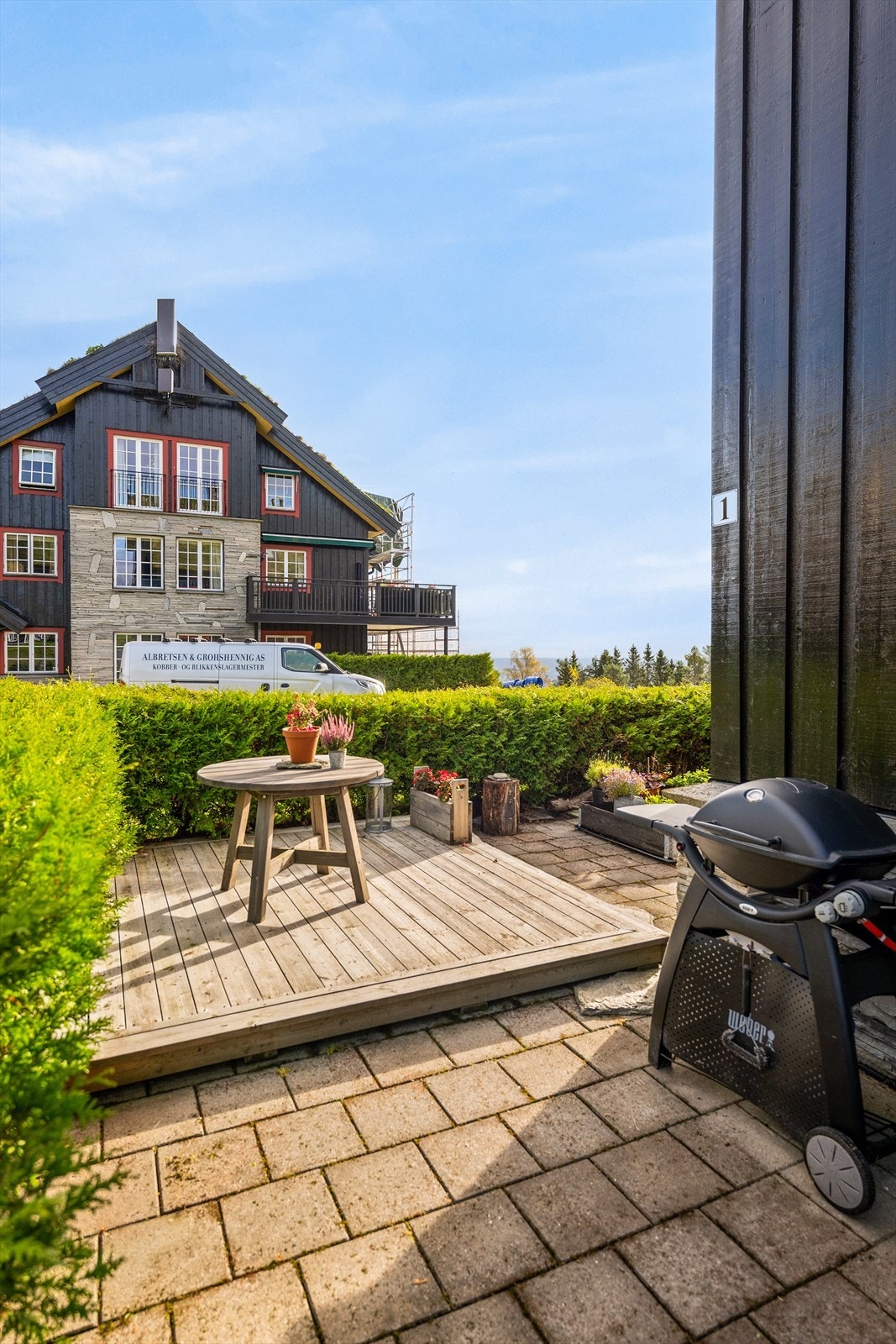 Terrassen er delvis belagt med heller og har en egen seksjon med tregulv på ca. 8,8 m² - perfekt for utemøbler eller en hyggelig sittegruppe. Galleribilde