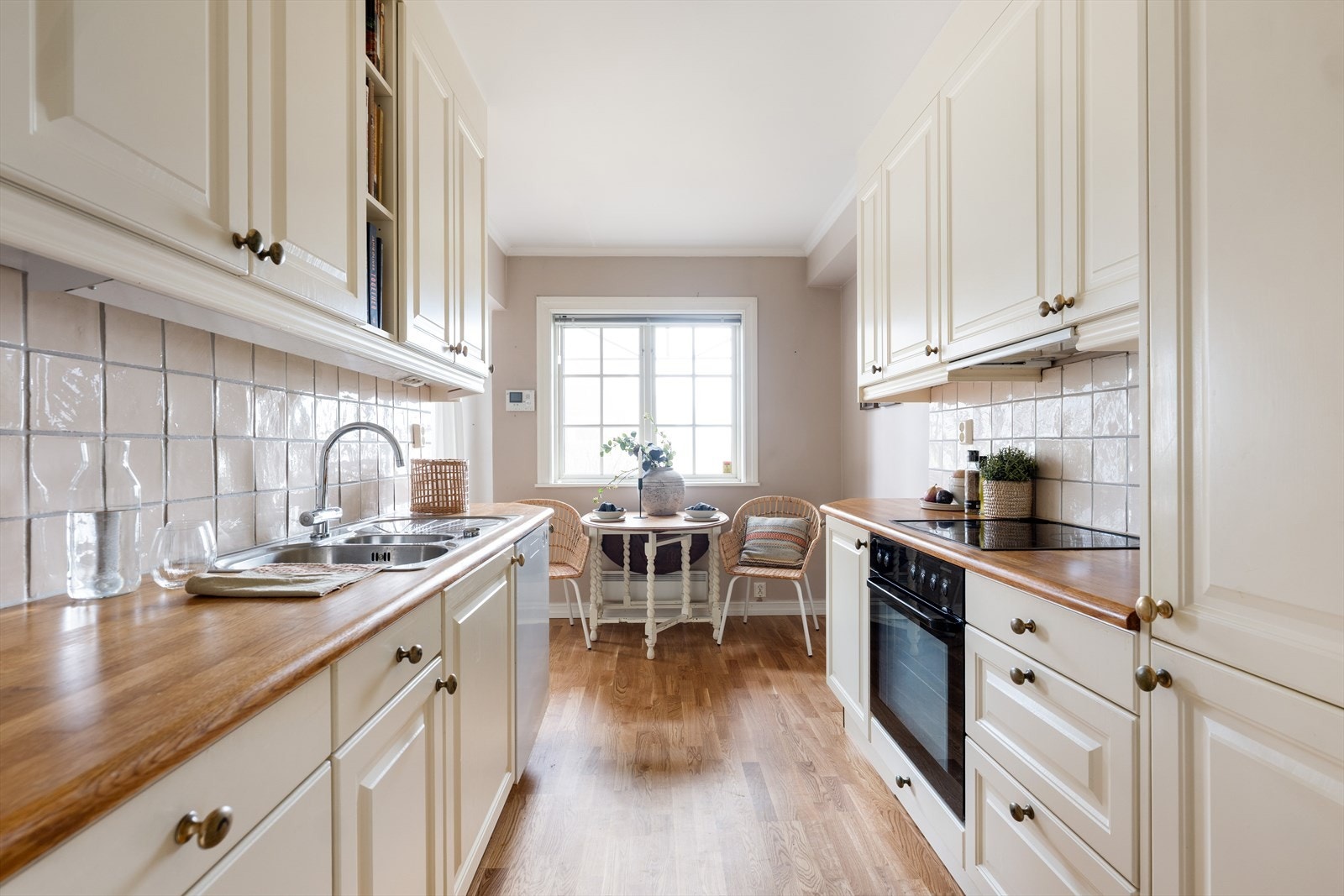 Kjøkkenet er klassisk og har integrerte hvitevarer som koketopp, stekeovn, oppvaskmaskin og kjøl-/fryseskap. Galleribilde