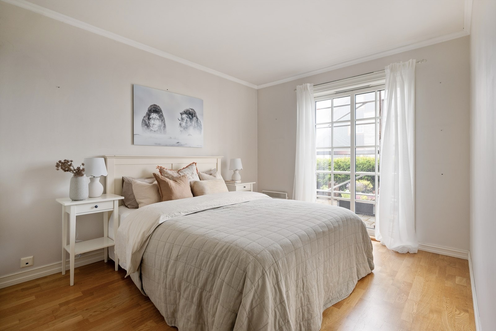 Hovedsoverommet har en generøs størrelse med god plass til dobbeltseng og nattbord på begge sider. Galleribilde