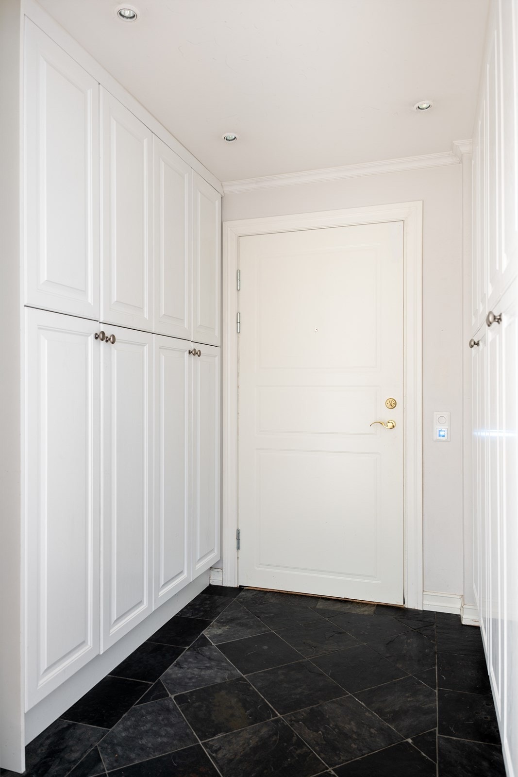 Du ønskes velkommen av en lys og innbydende entré med flislagt gulv med gulvvarme og downlights i himlingen. Galleribilde