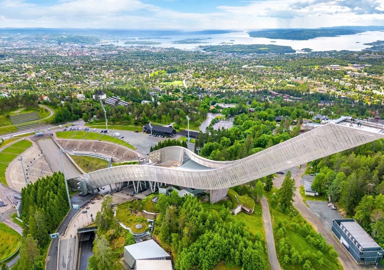 Nærområdet har mange severdigheter å by på, og Holmenkollen skihopp er selvsagt en av de. Galleribilde