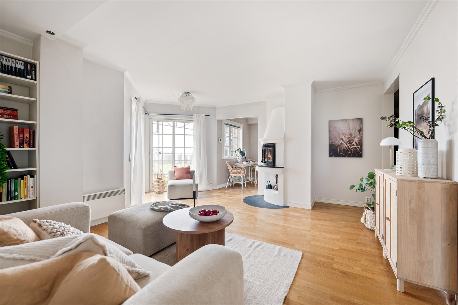 Vindusflatene gir flott utsyn og leder direkte ut til en stor terrasse på ca. 40 m². Galleribilde