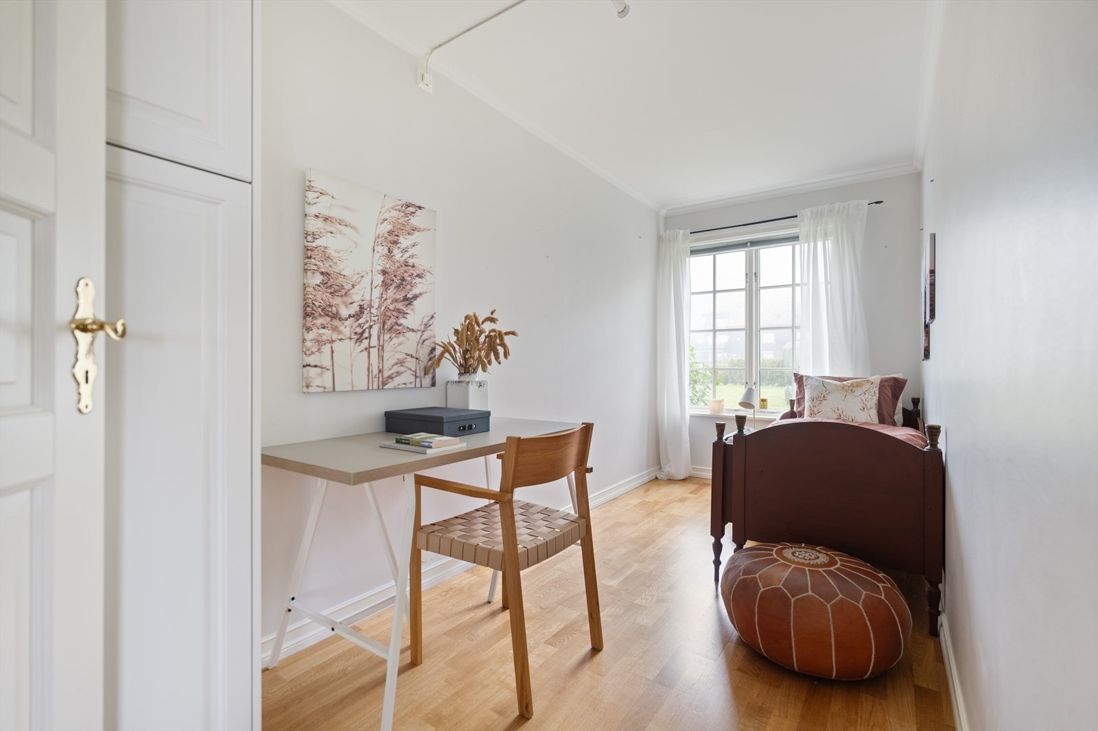 Soverom 2 er lyst og innbydende med klassiske vinduer og parkett på gulvet. Galleribilde