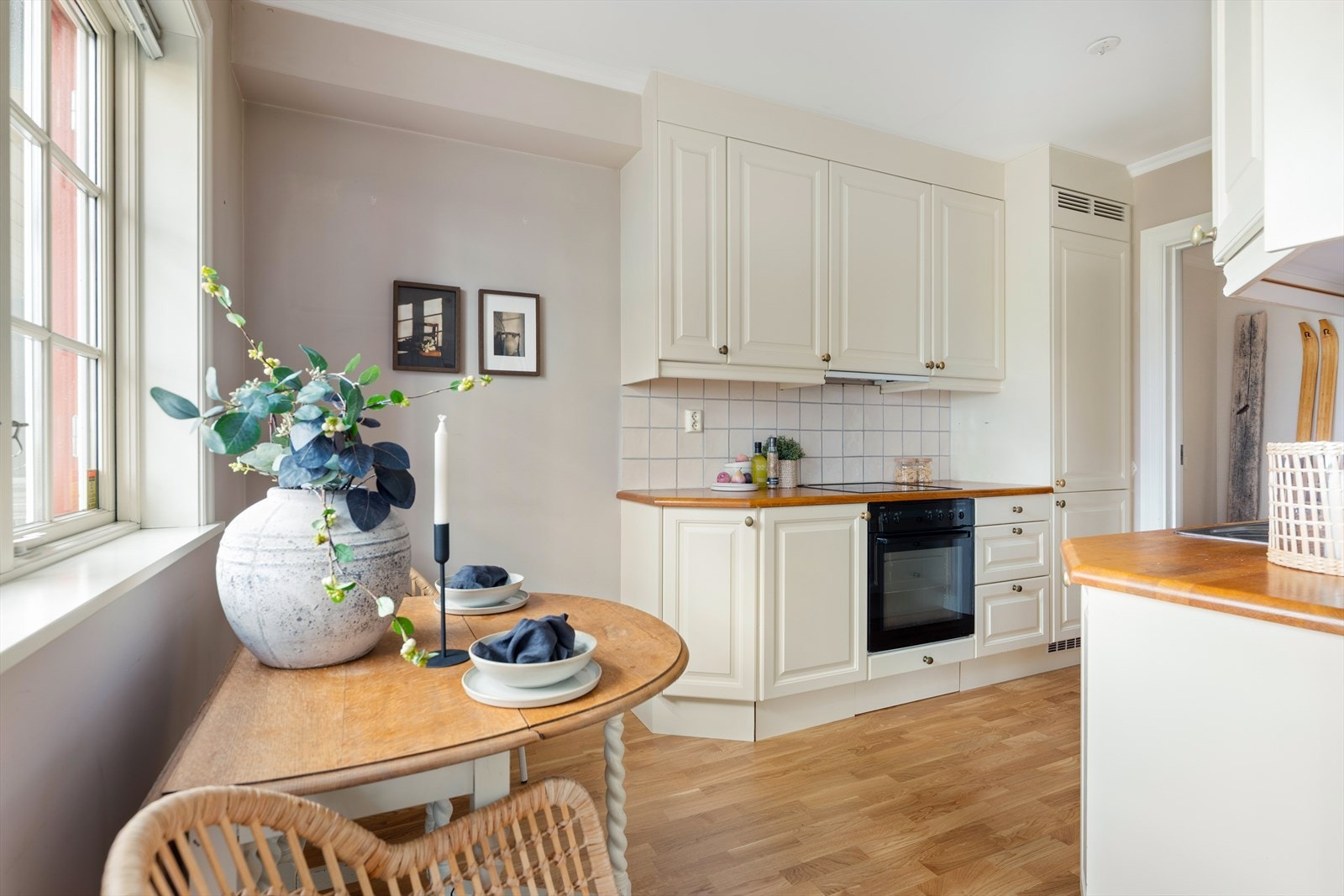 Kjøkkenet ligger i en delvis åpen løsning mot stue og spiseplass, men har samtidig en tydelig avgrenset sone som gir både funksjonalitet og god romfølelse. Galleribilde