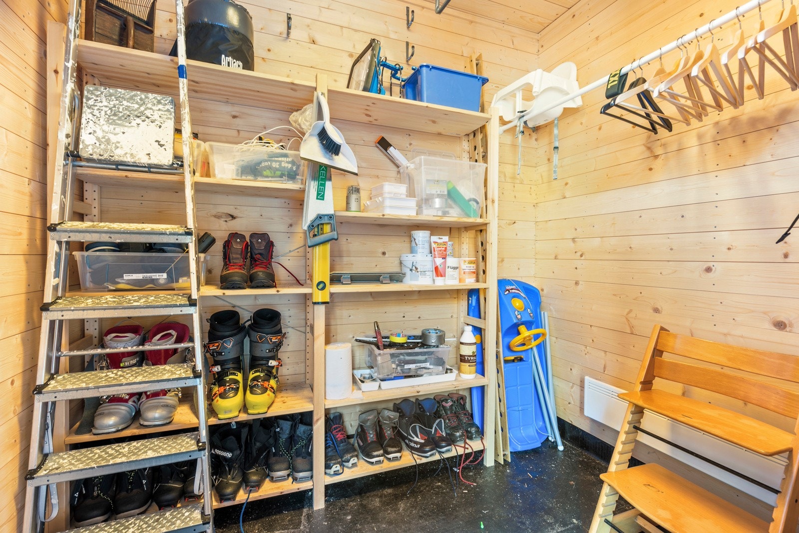 Utvendig har leiligheten en sportsbod med god plass til ski, sykler, turutstyr og annet oppbevaringsbehov. Galleribilde