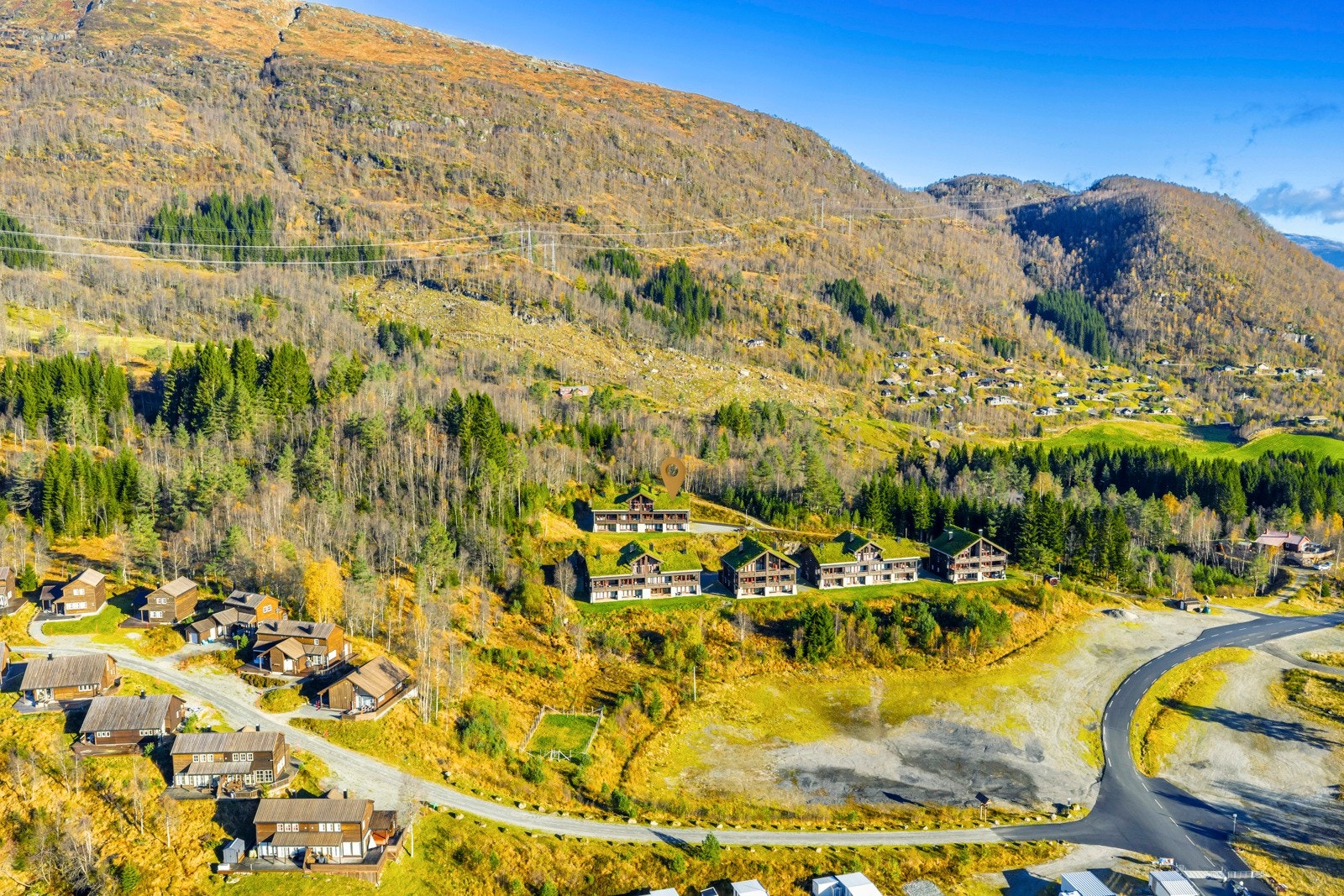 Bare en kort kjøretur unna ligger Sauda sentrum, med butikker, kaféer og restauranter i snøfrie, oppvarmede gater. Galleribilde