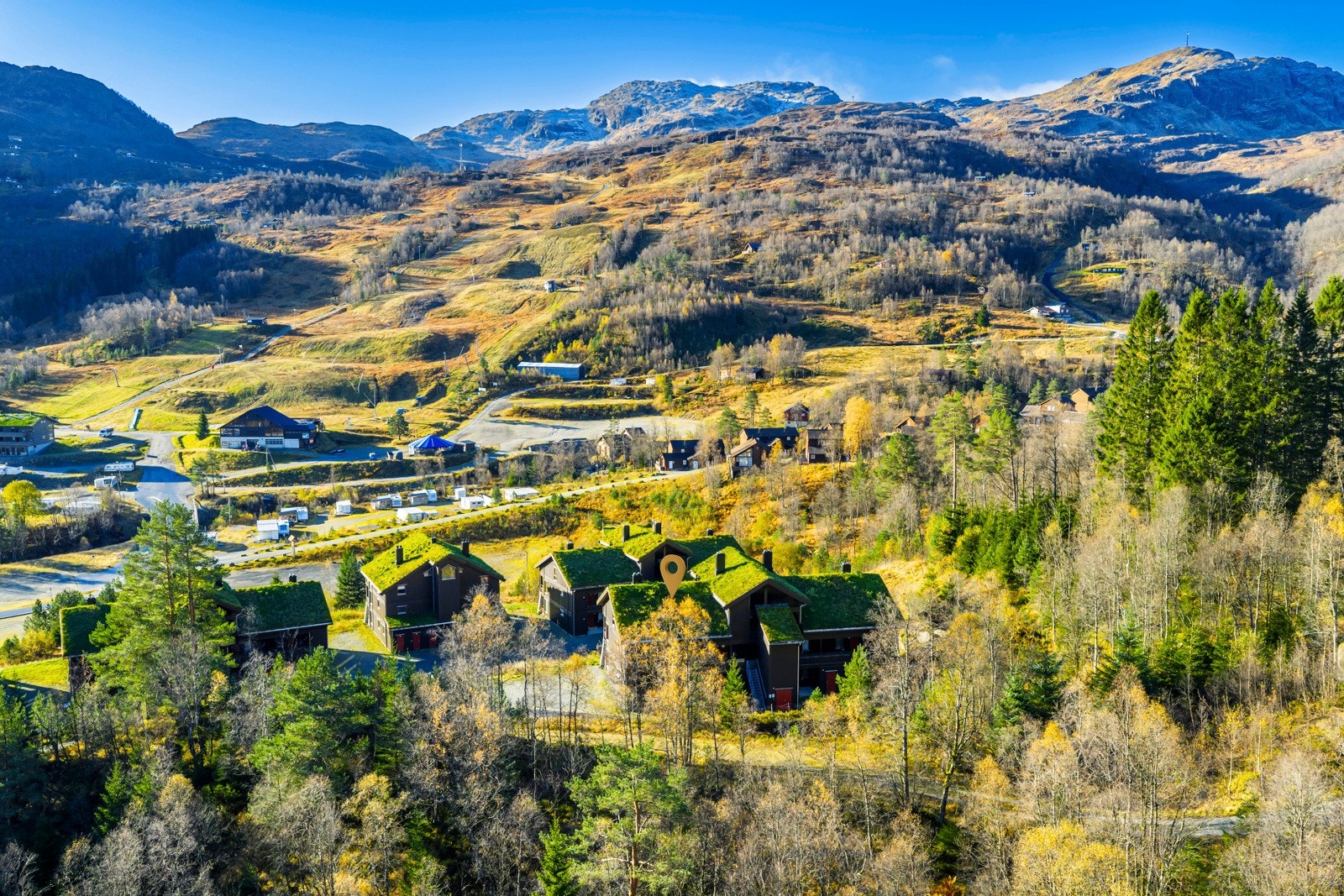 Leiligheten har en attraktiv beliggenhet i naturskjønne omgivelser, like ved Sauda Skisenter i Svandalen. Galleribilde