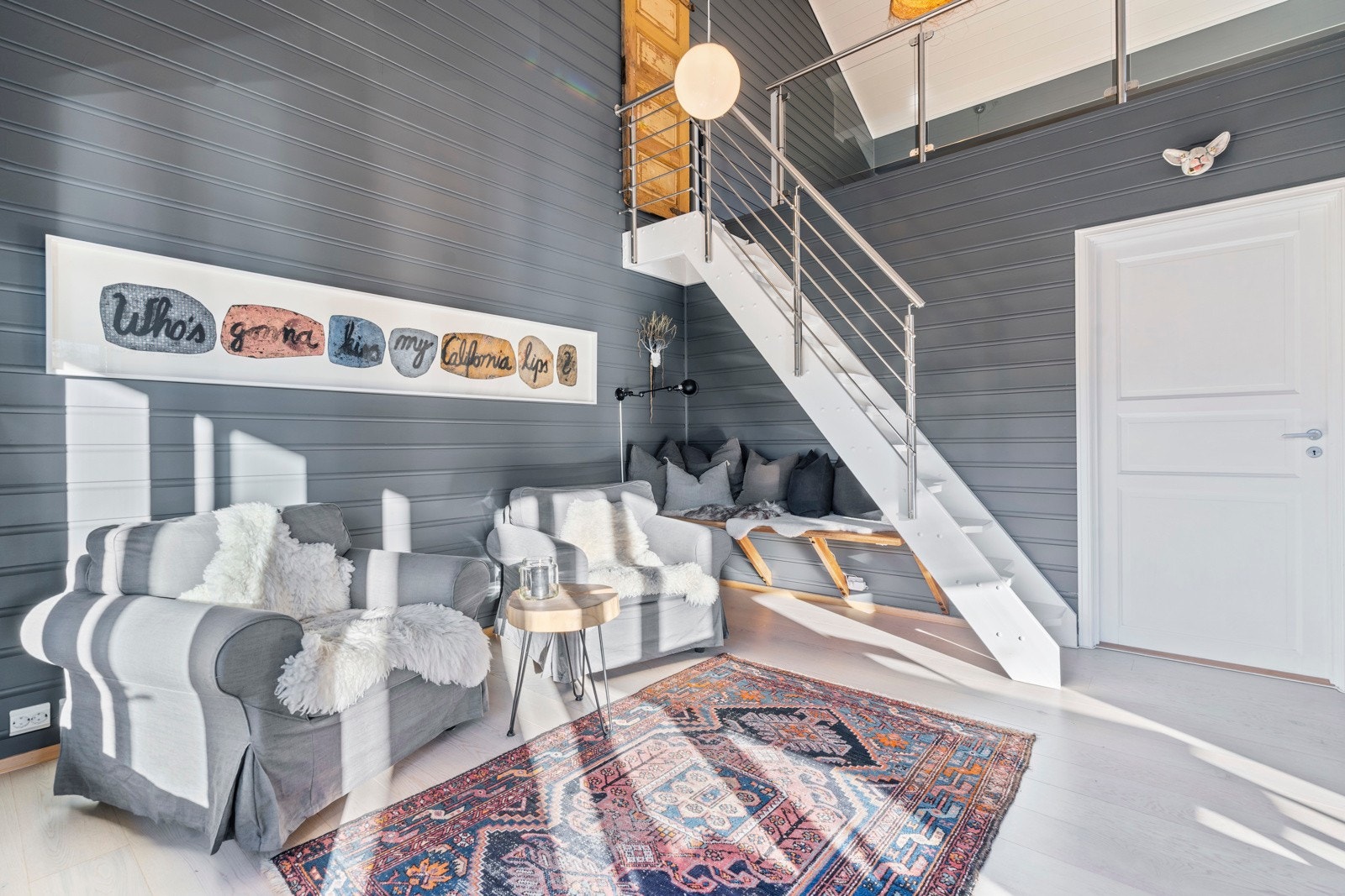 Trapp fra stuen som fører opp til hemsen Galleribilde