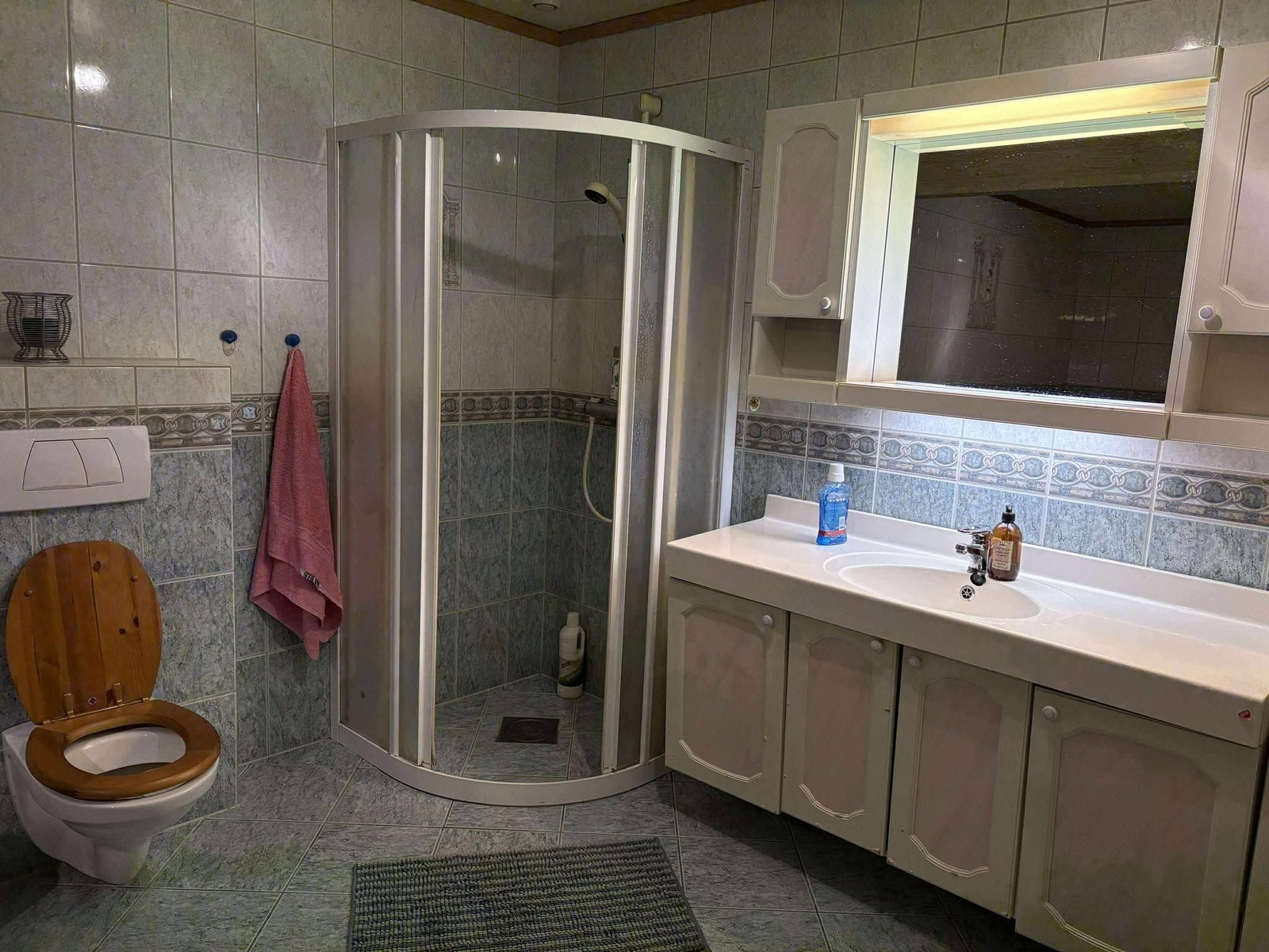 Stort bad med boblebad og dusj Galleribilde