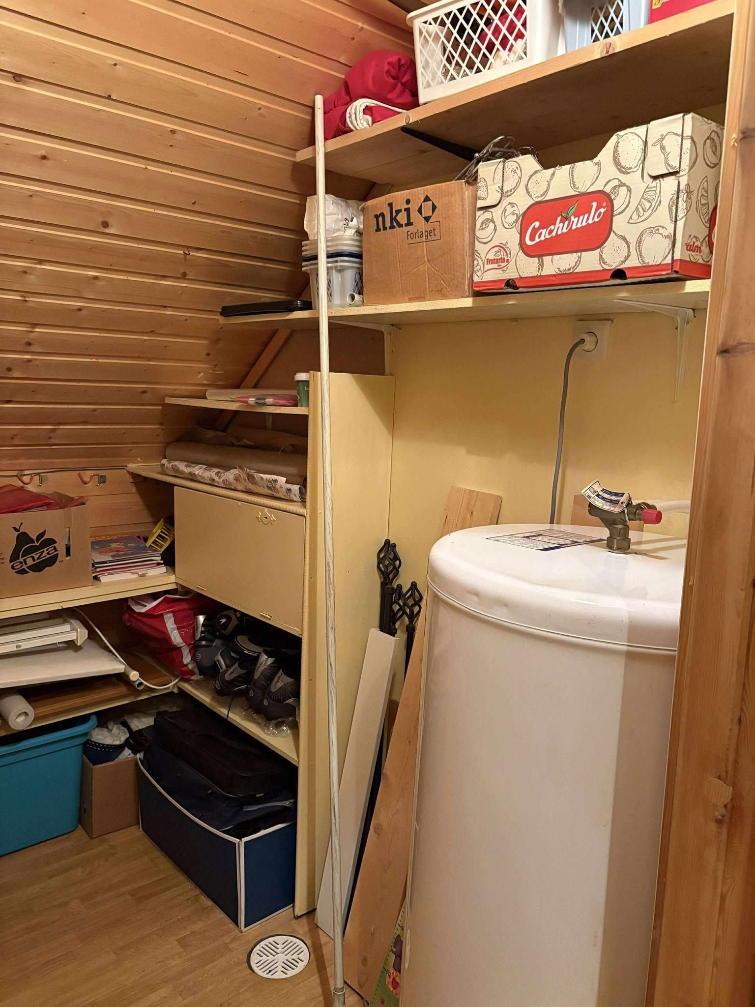 Bod i 2 etasje med varmtvannstank og sikringsskap Galleribilde