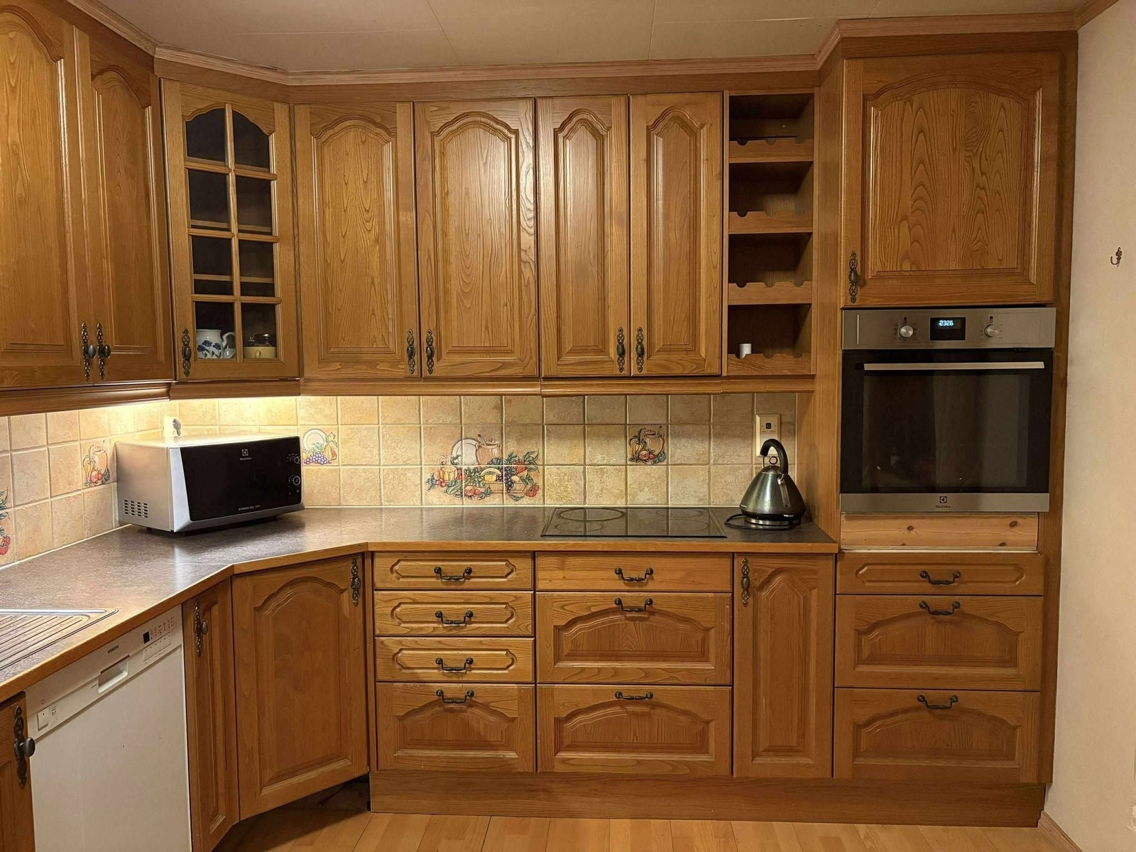 Kjøkken med integrert ovn, stekeplate og oppvaskmaskin. Kjøleskap følger og med Galleribilde