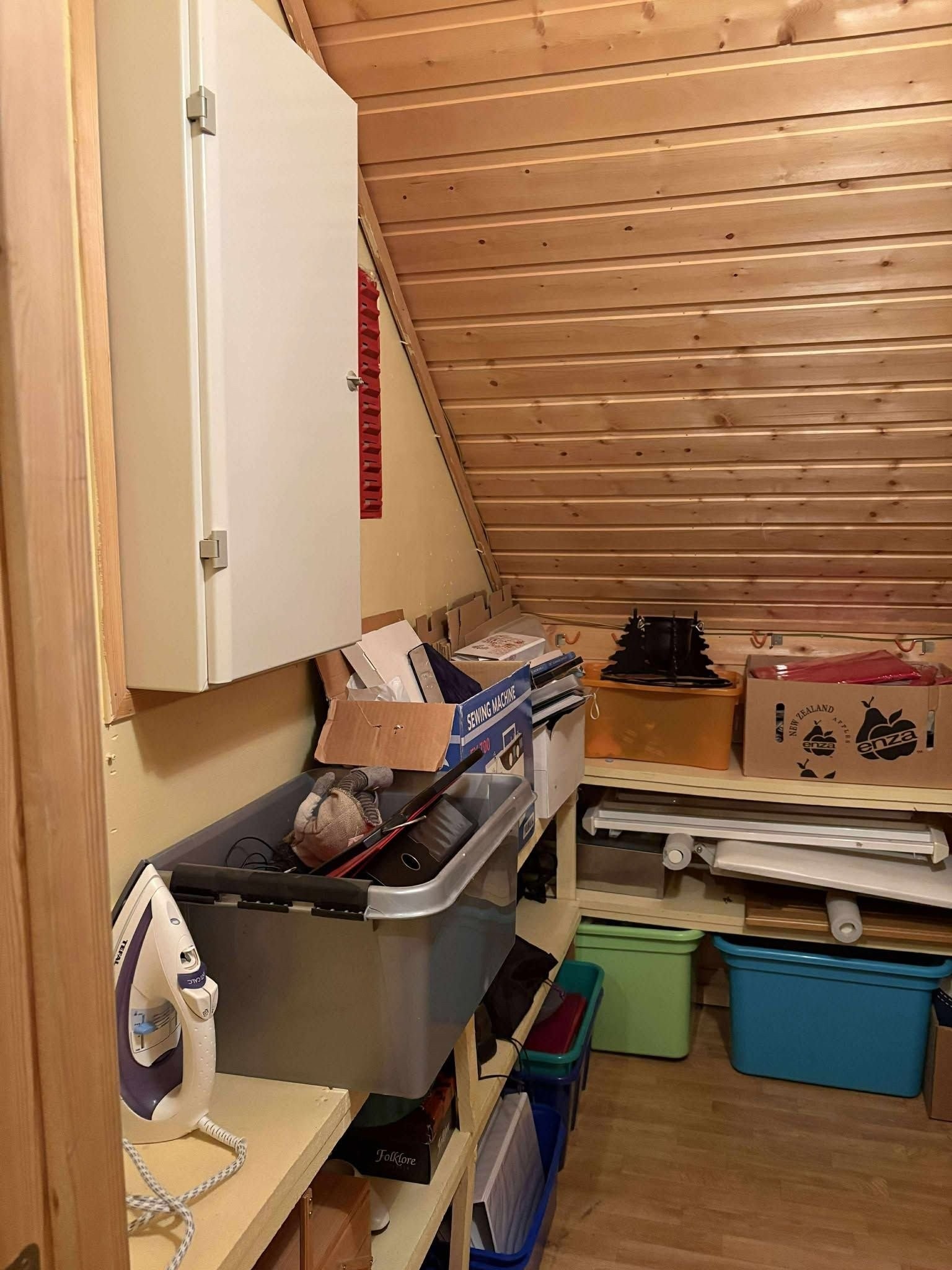 Bod i 2 etasje med varmtvannstank og sikringsskap Galleribilde