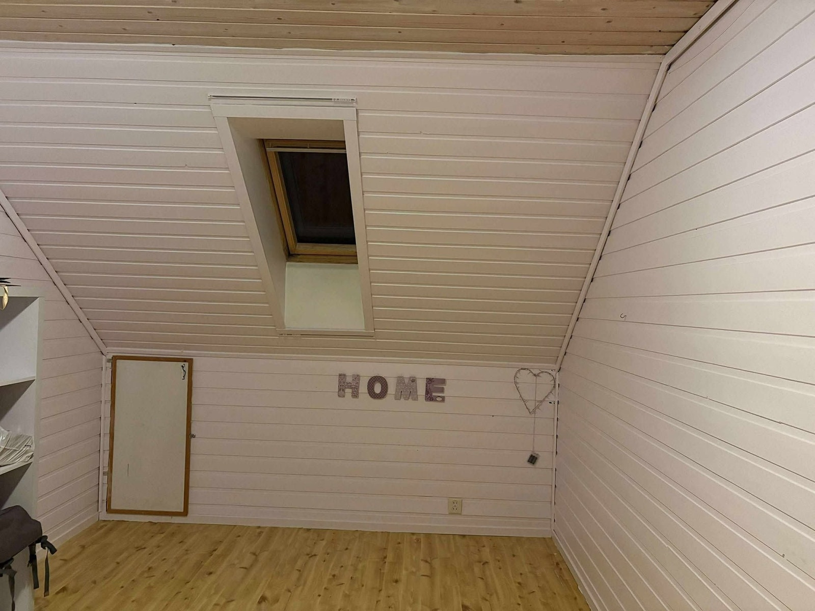 Soverom med skråtakvindu, 2etasje Galleribilde