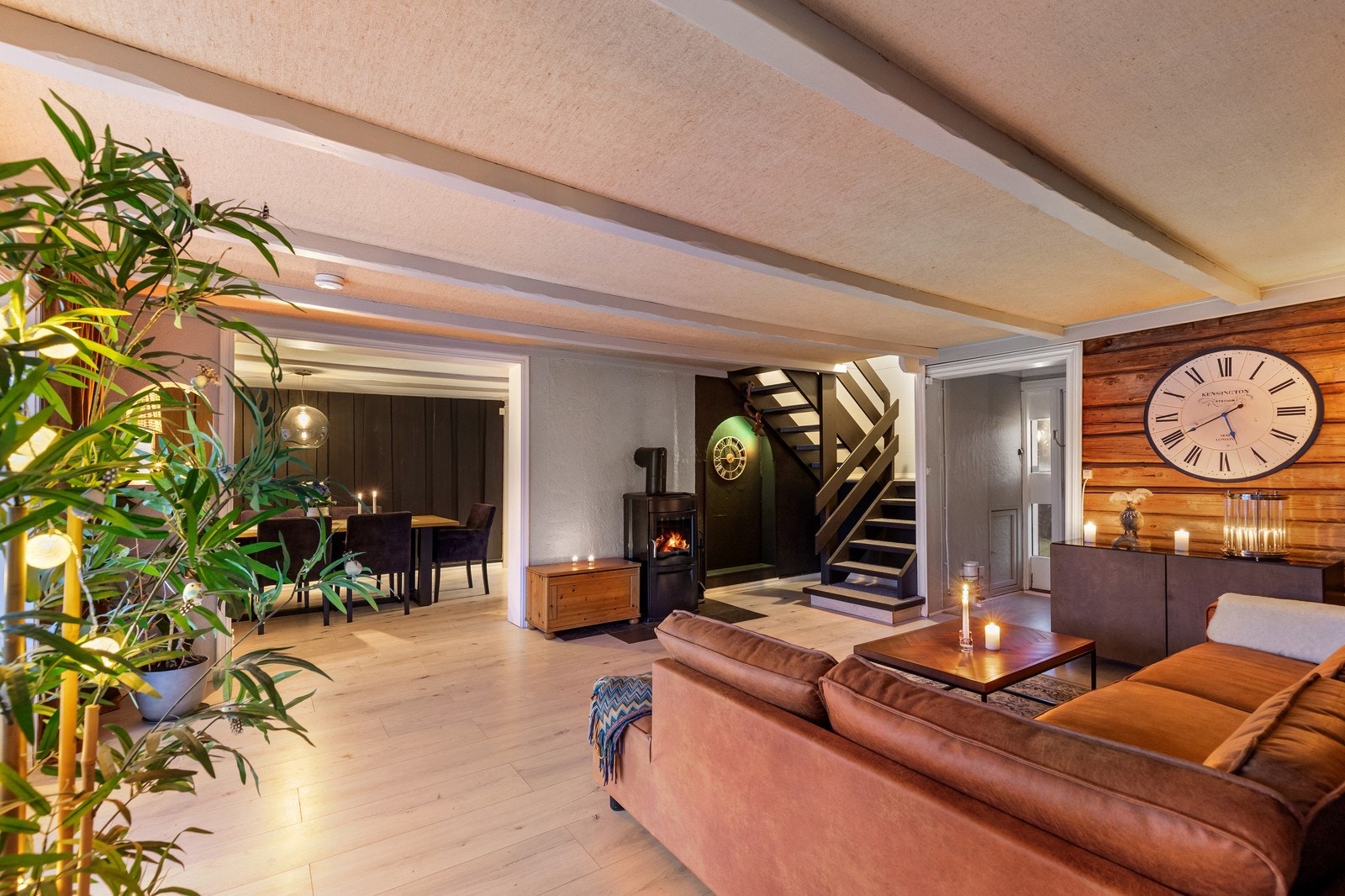 Stue med peis og trapp opp til 2. etg med 2 soverom Galleribilde