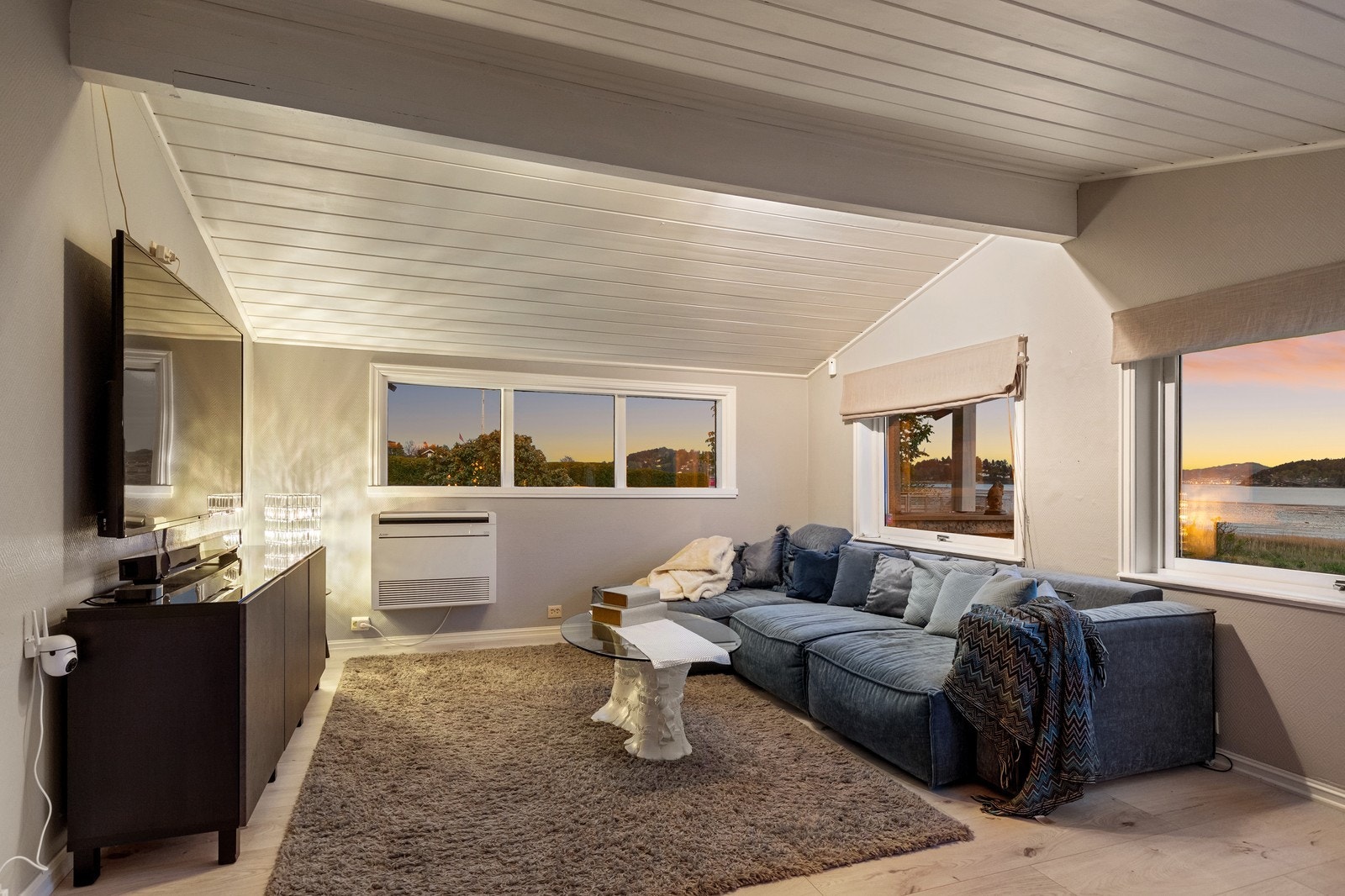 TV-stue med flott utsikt på kveldstid Galleribilde