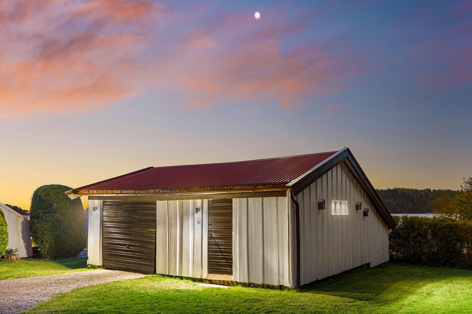 Garasje med motorisert garasjeport. Bod til høyre med mye plass Galleribilde