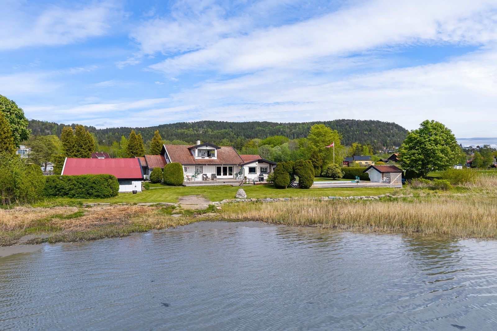 Huset sett fra vannet Galleribilde