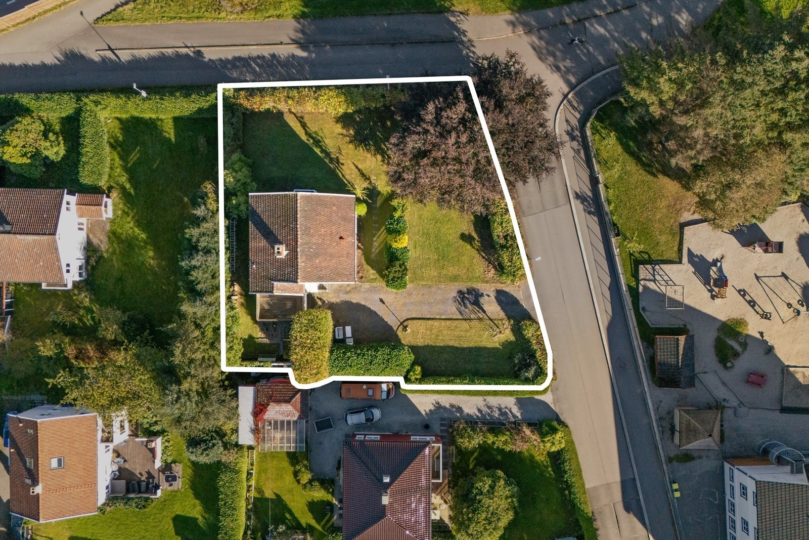 Eiendommen ligger på en solrik hjørne tomt på 987m² med fantastisk uteområde. Galleribilde