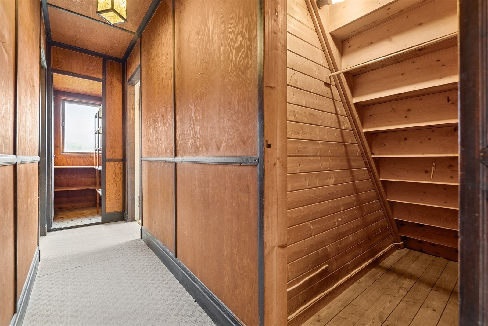 Sjarmerende gang med originale detaljer og adkomst til praktisk bod. Galleribilde