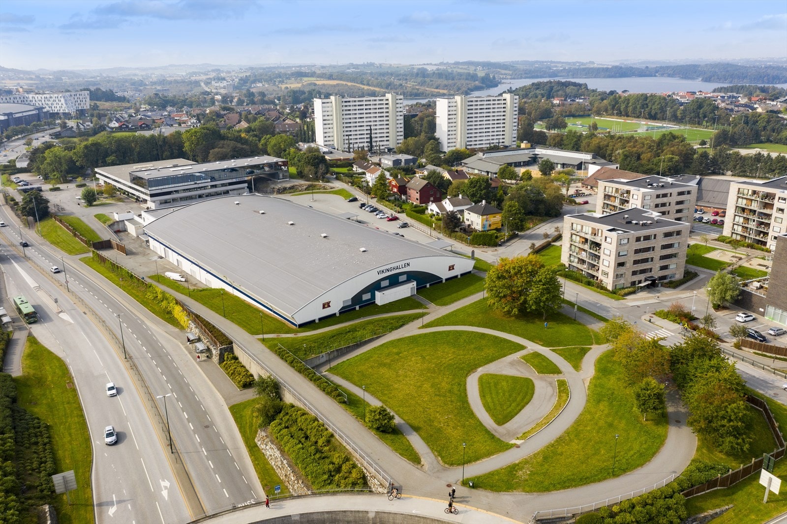 Vikinghallen og St. Svithun videregående skole ligger like ved. Galleribilde