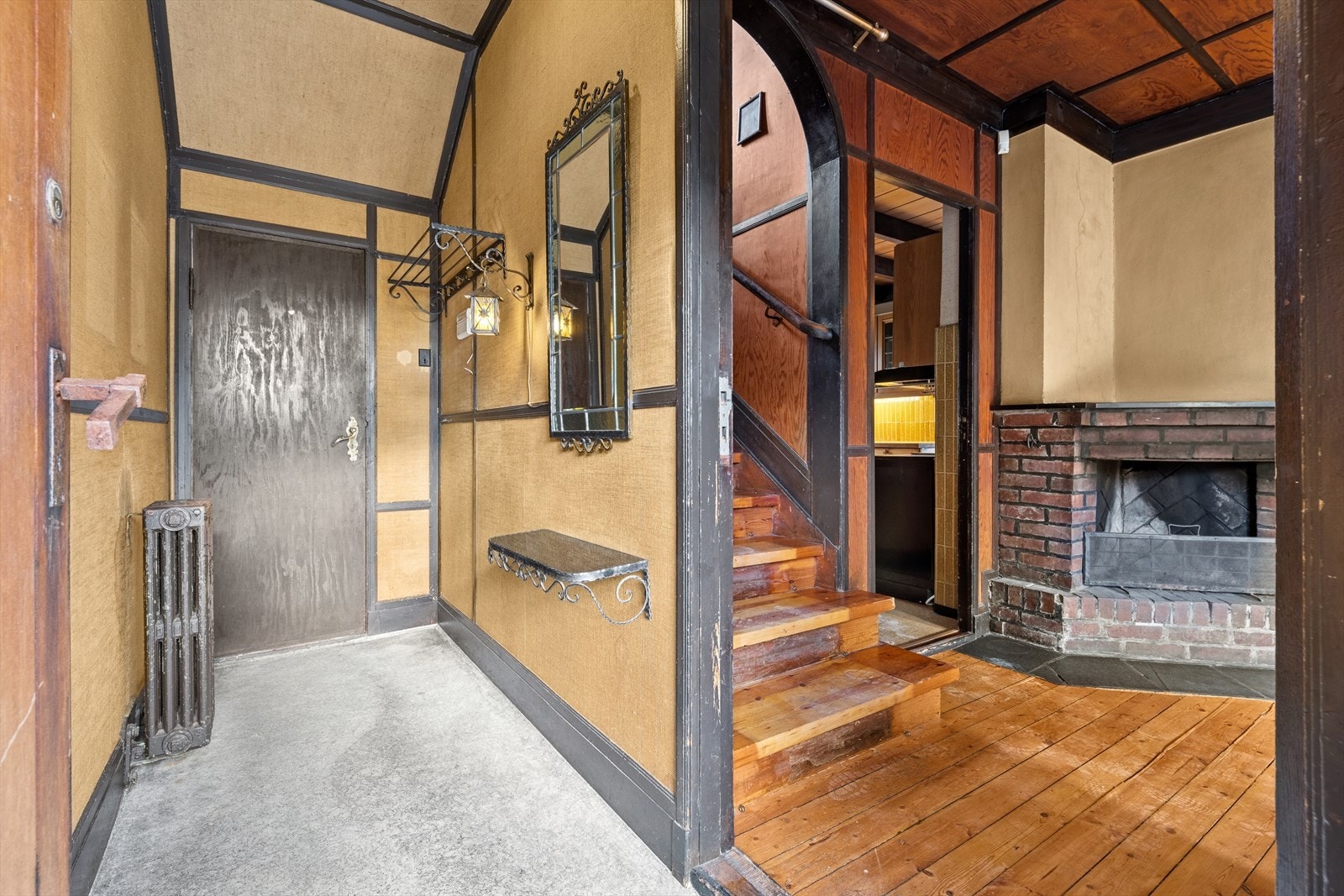 Velkommen inn! Entréen gir et første glimt av husets originale sjarm med solide materialer og tidstypiske detaljer fra 1930-tallet. Galleribilde