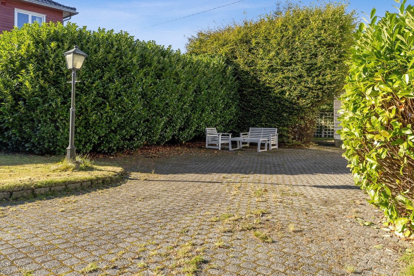 Området bak uteplassen har godkjent rammetillatelse for oppføring av garasje. Galleribilde