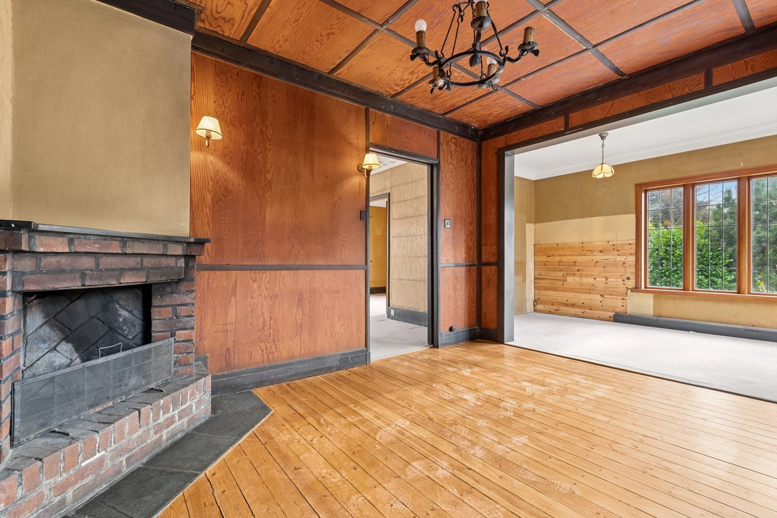 De originale trefeltene, belysningen og peisen setter tonen for boligens karakter og tidløse uttrykk. Galleribilde