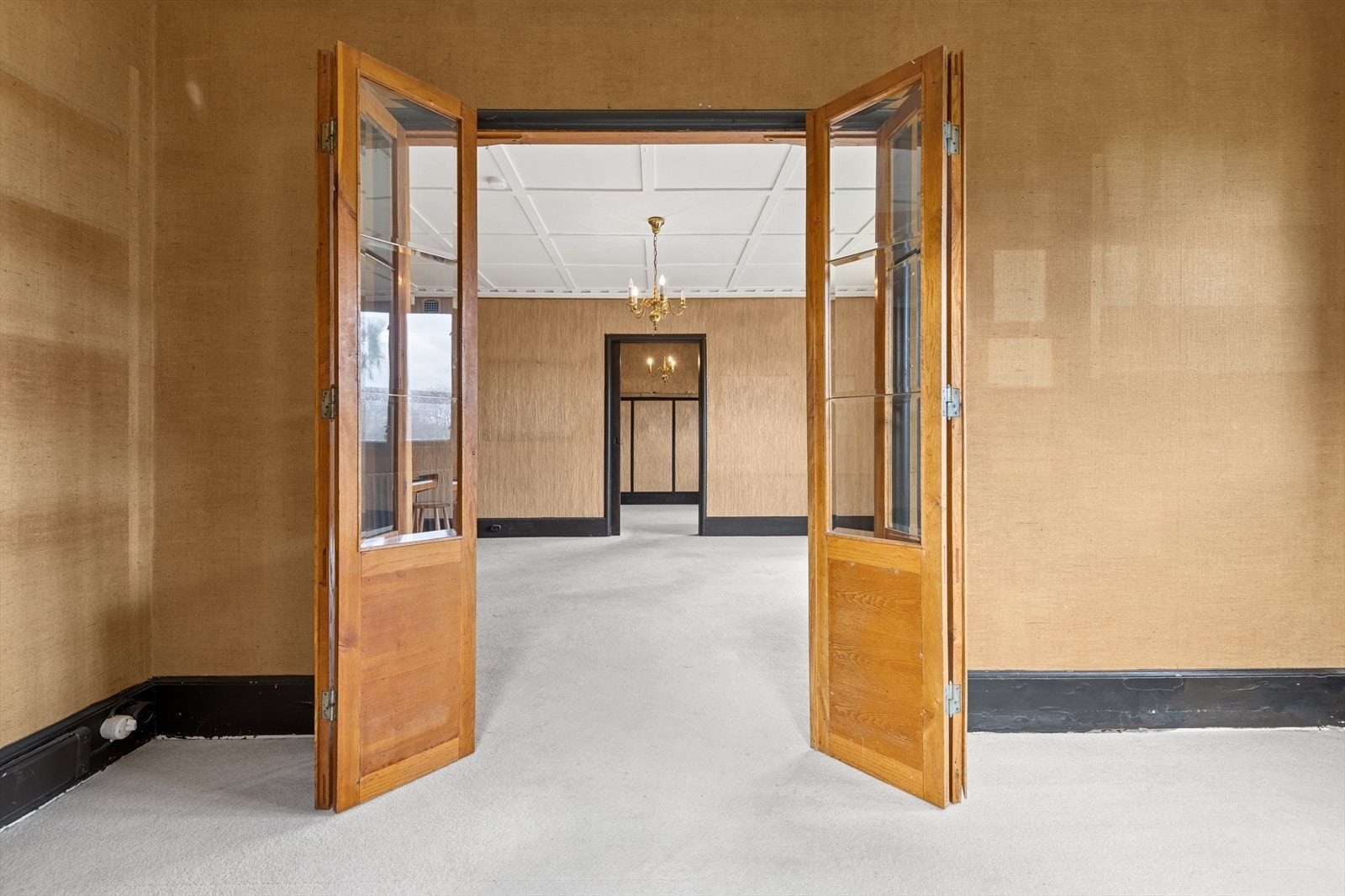 Toslåtte dører åpner opp mot tilstøtende stuer og skaper en elegant flyt mellom oppholdsrommene. Galleribilde