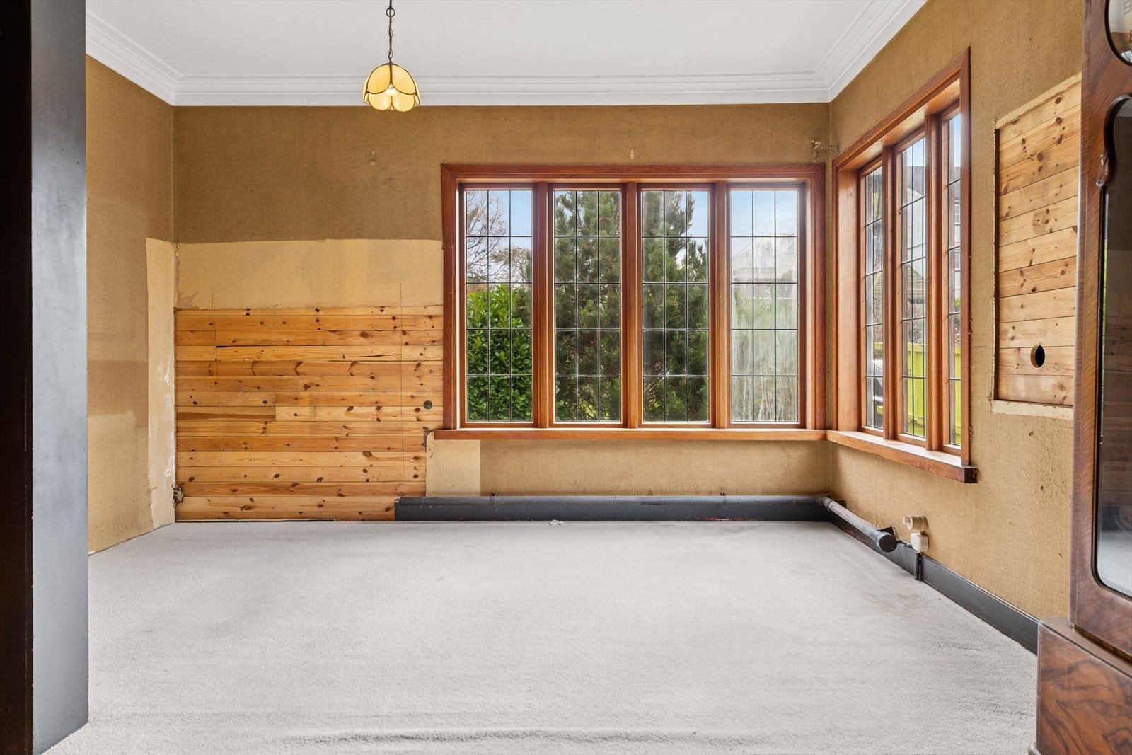 Lys og trivelig stue med store vindusflater og utsyn mot den frodige hagen. Galleribilde