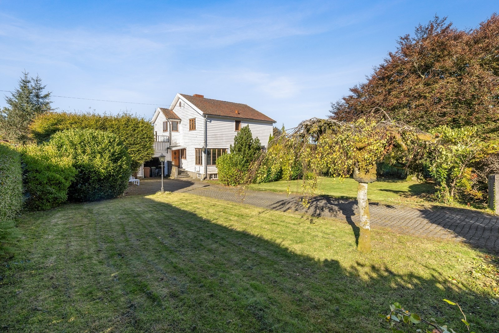 Solrik og pent opparbeidet tomt med god plass til lek og uteaktiviteter. Galleribilde