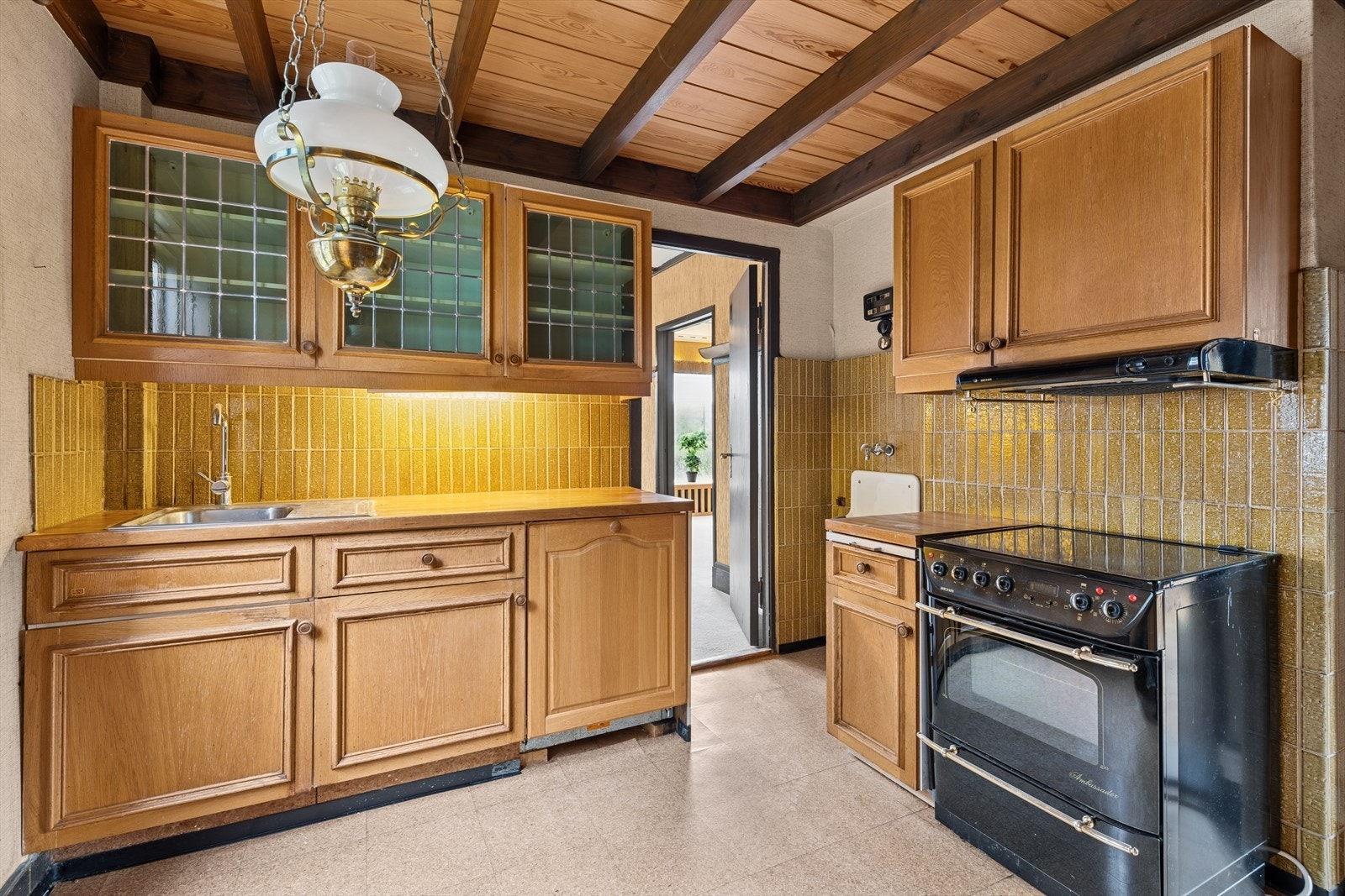 Kjøkken med nostalgisk uttrykk og god plass til videre tilpasning for den som ønsker å sette sitt eget preg. Galleribilde