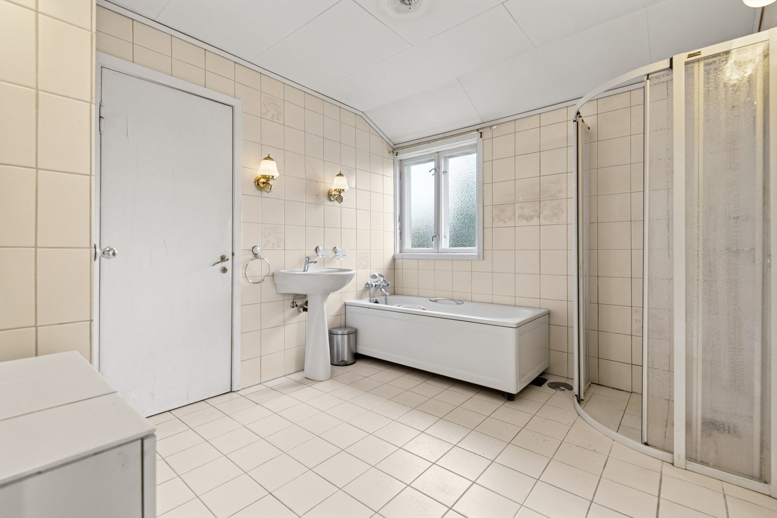 Romslig bad med både dusj og badekar - et funksjonelt rom med klassisk uttrykk. Galleribilde