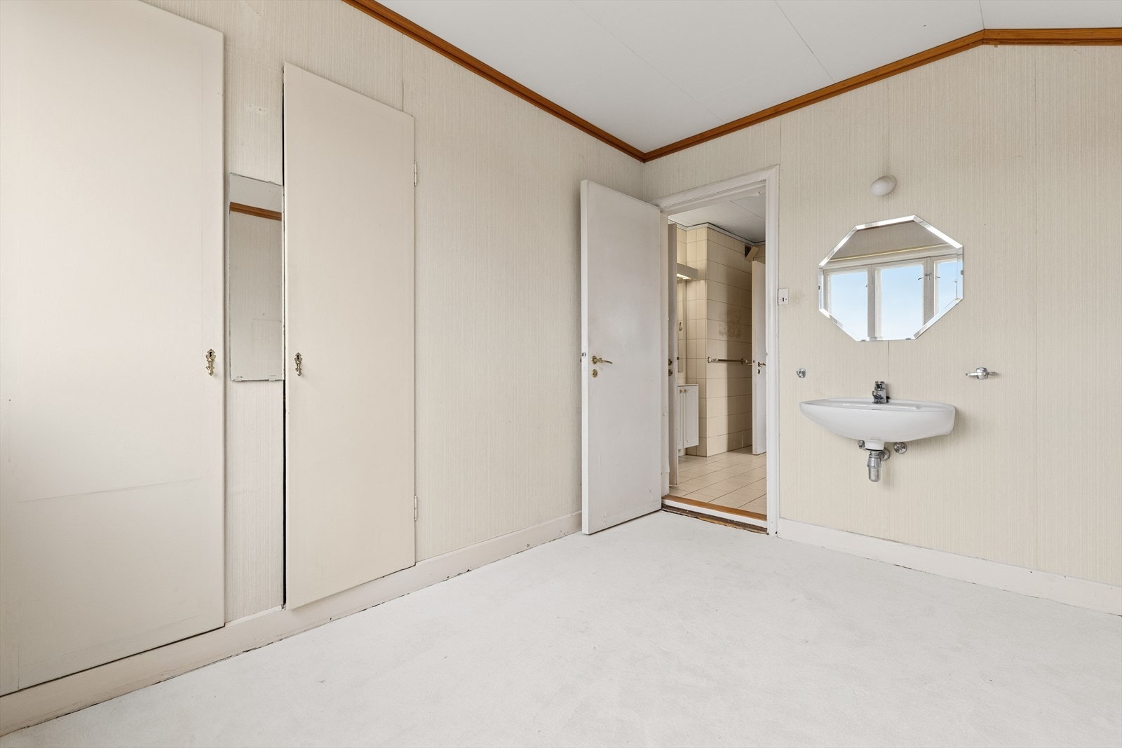 Praktisk rom med direkte adkomst til bad - mange muligheter for tilpasning etter behov. Galleribilde