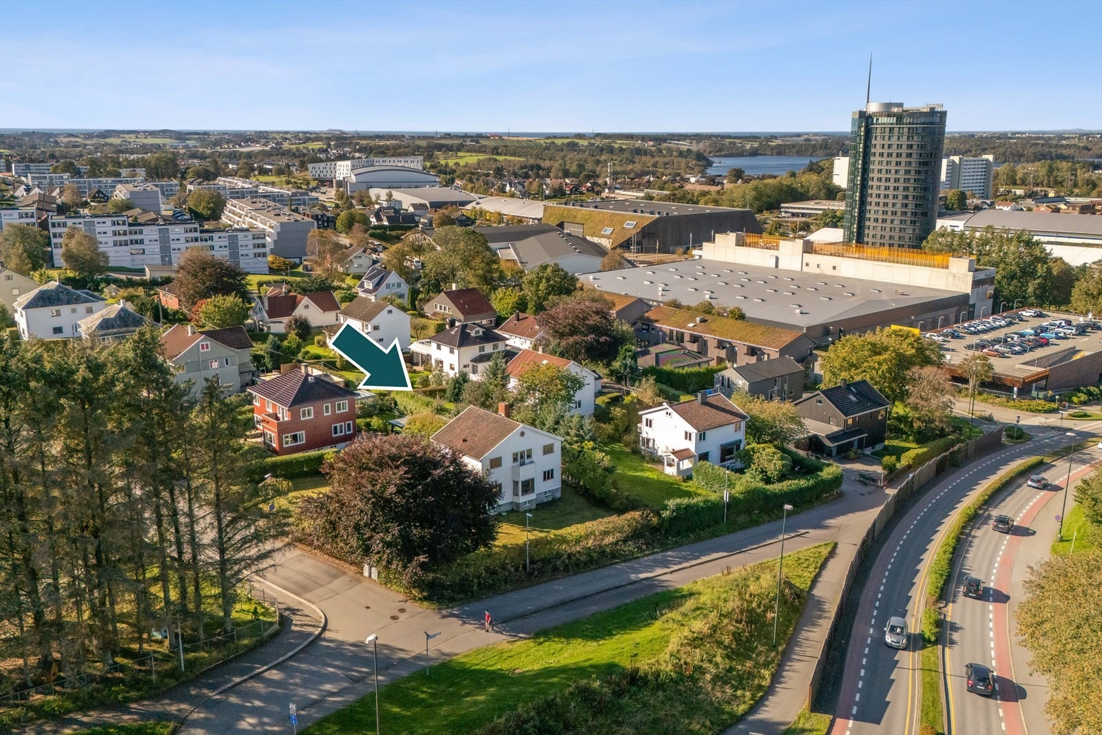 Her bor du sentralt, men tilbaketrukket i et populært nabolag med kort vei til både sentrum, skoler og daglige fasiliteter. Galleribilde