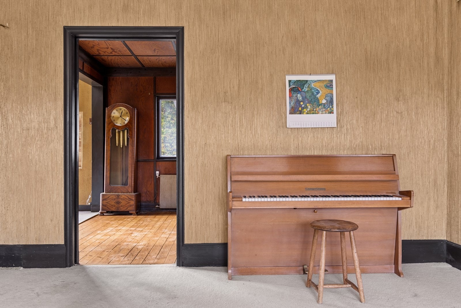 Fra stuen ser man de vakre detaljene og forbindelsen mellom oppholdsrommene - en planløsning som innbyr til både ro og sosialt samvær. Galleribilde