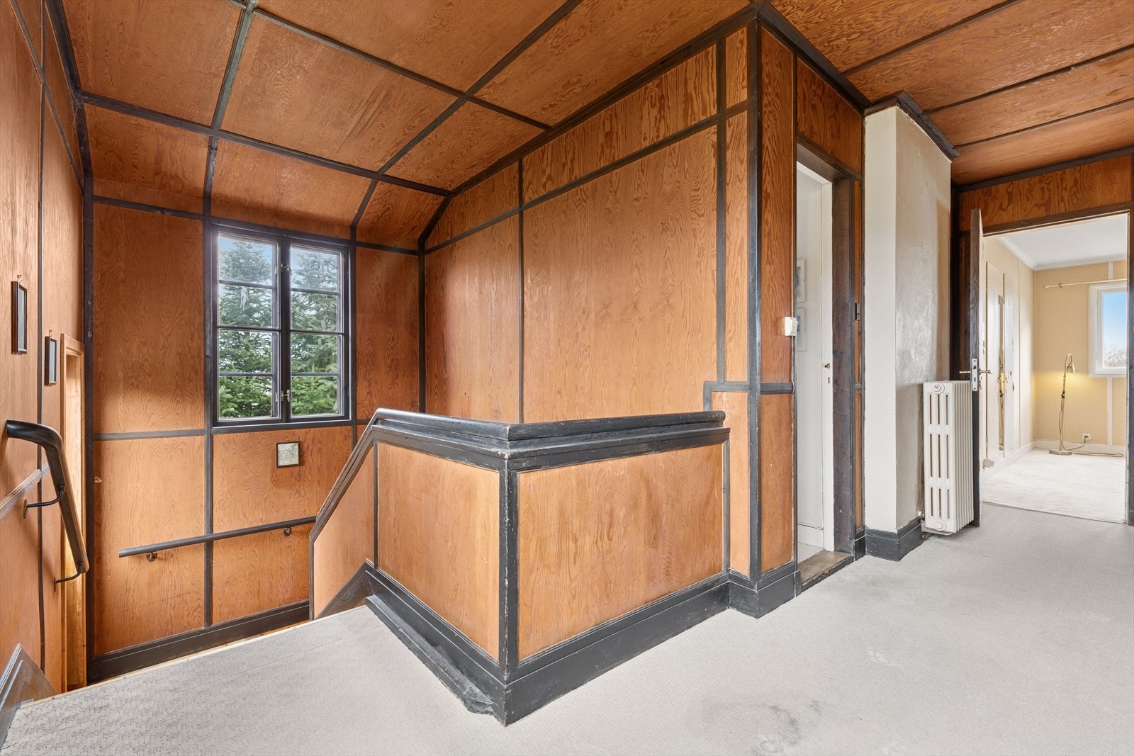 Flott og innbydende trappegang med originale panelvegger og vindu som slipper inn godt med dagslys. Galleribilde
