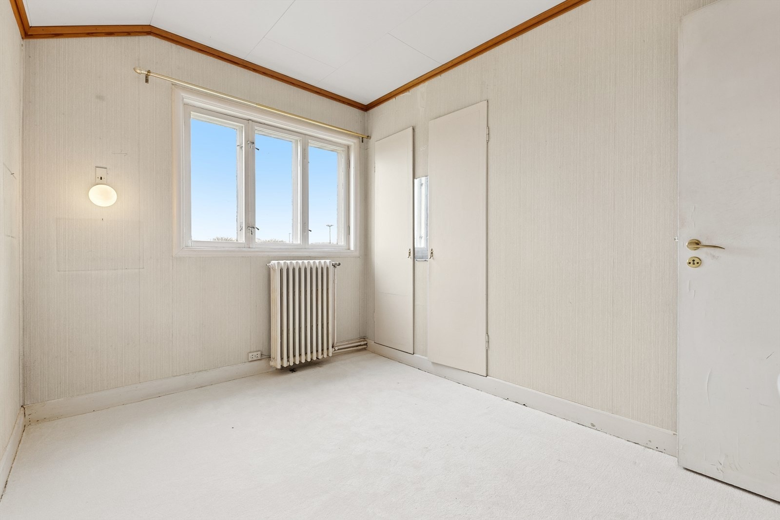 Lyst og pent rom med garderobeskap og stort vindu som gir godt lysinnslipp - perfekt som barnerom eller hobbyrom. Galleribilde