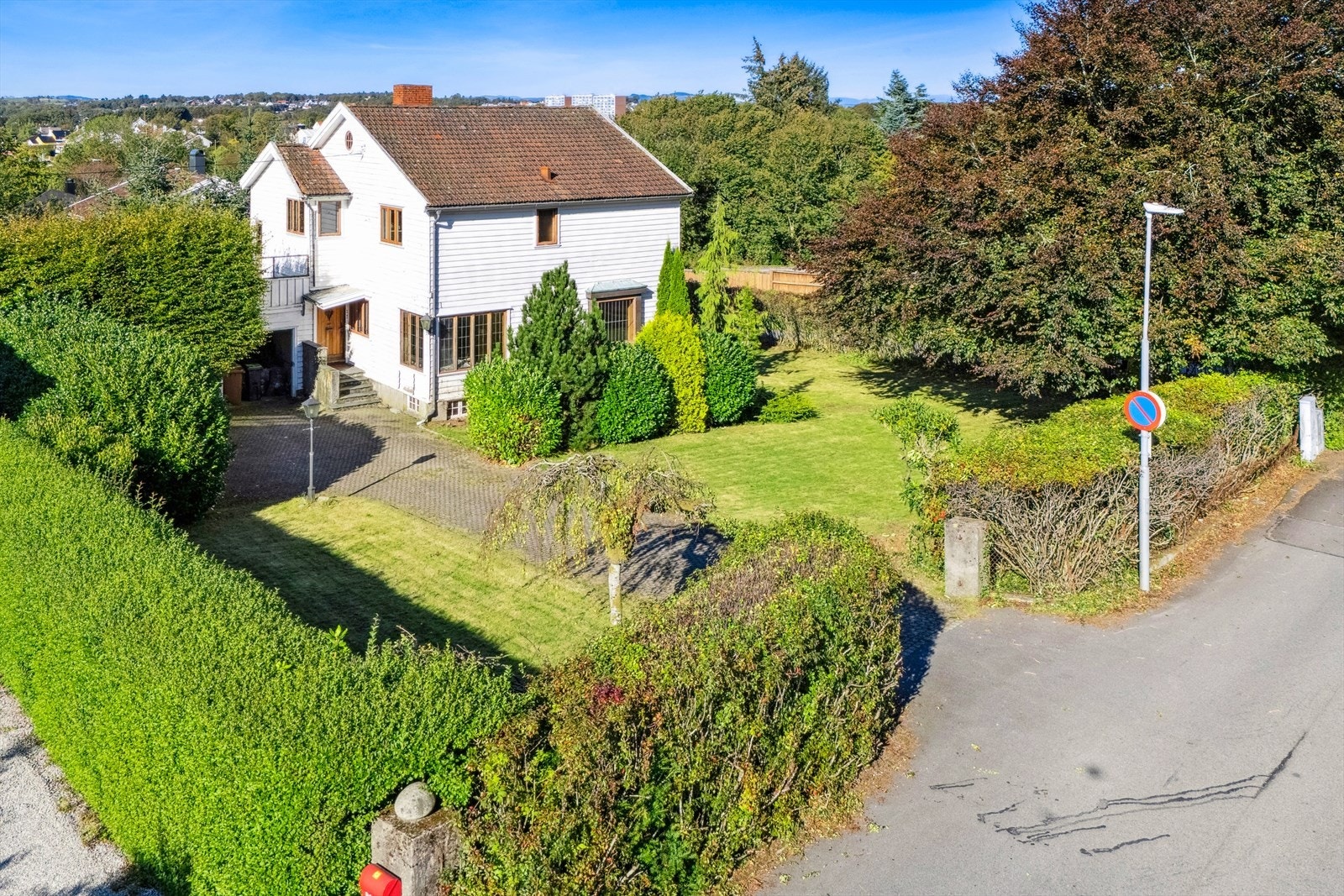 Et hjem med sjel, god plass og en nydelig hage rundt huset. Galleribilde