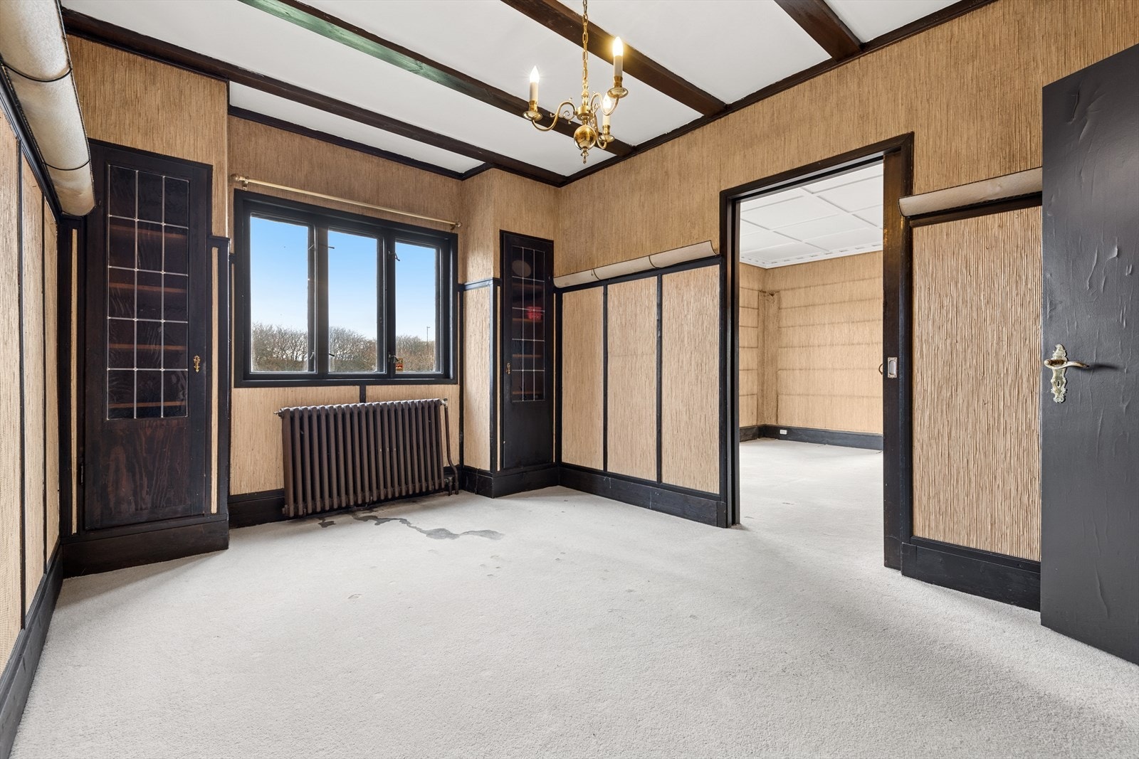 Spisestue med originale detaljer og innebygde skap - et klassisk rom med særpreg og gode lysforhold. Galleribilde